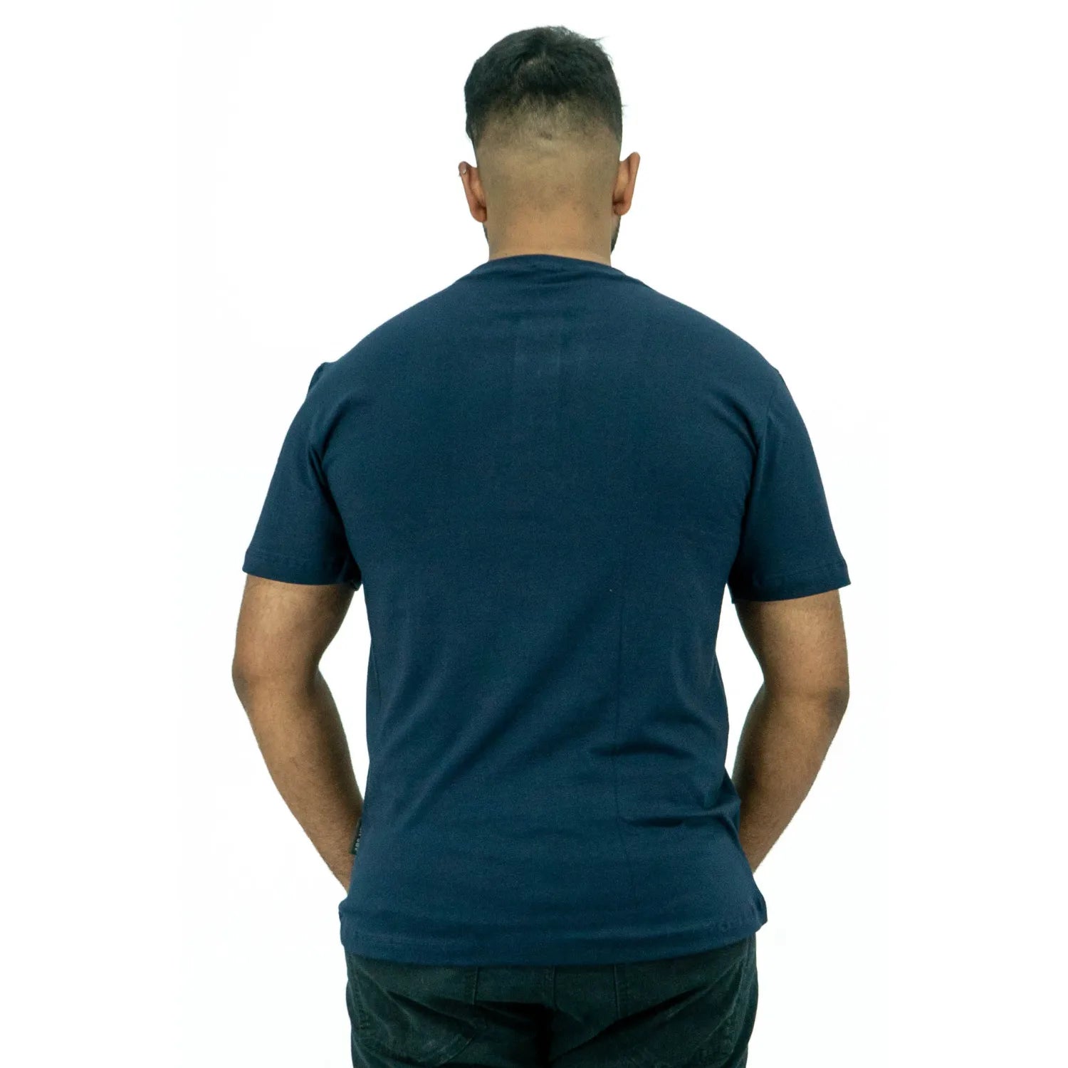 Modelo usando camiseta de algodão com elastano, com gola portuguesa, na cor marinho da Absinto Men.
