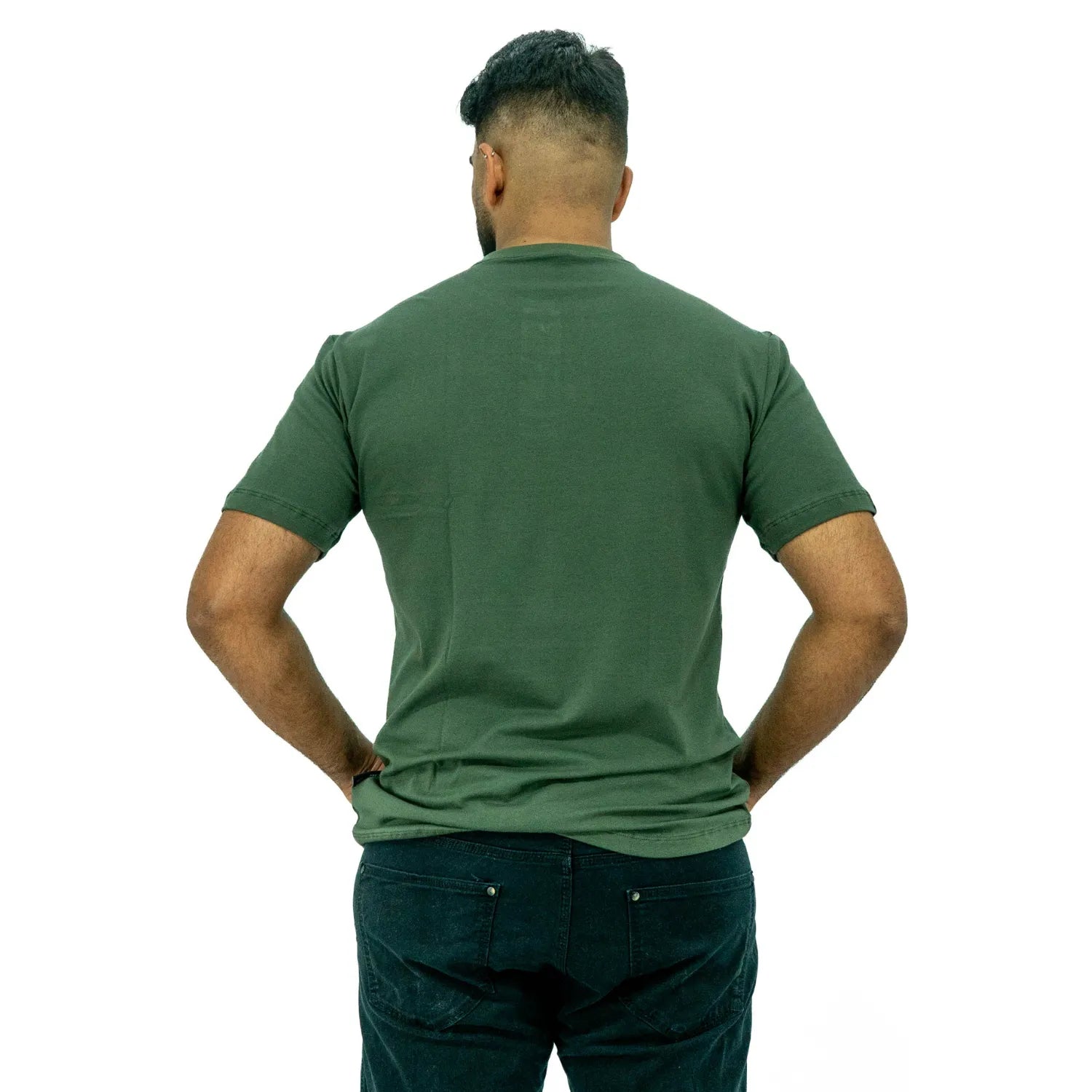 Modelo usando camiseta de algodão com elastano, com gola portuguesa, na cor verde da Absinto Men.