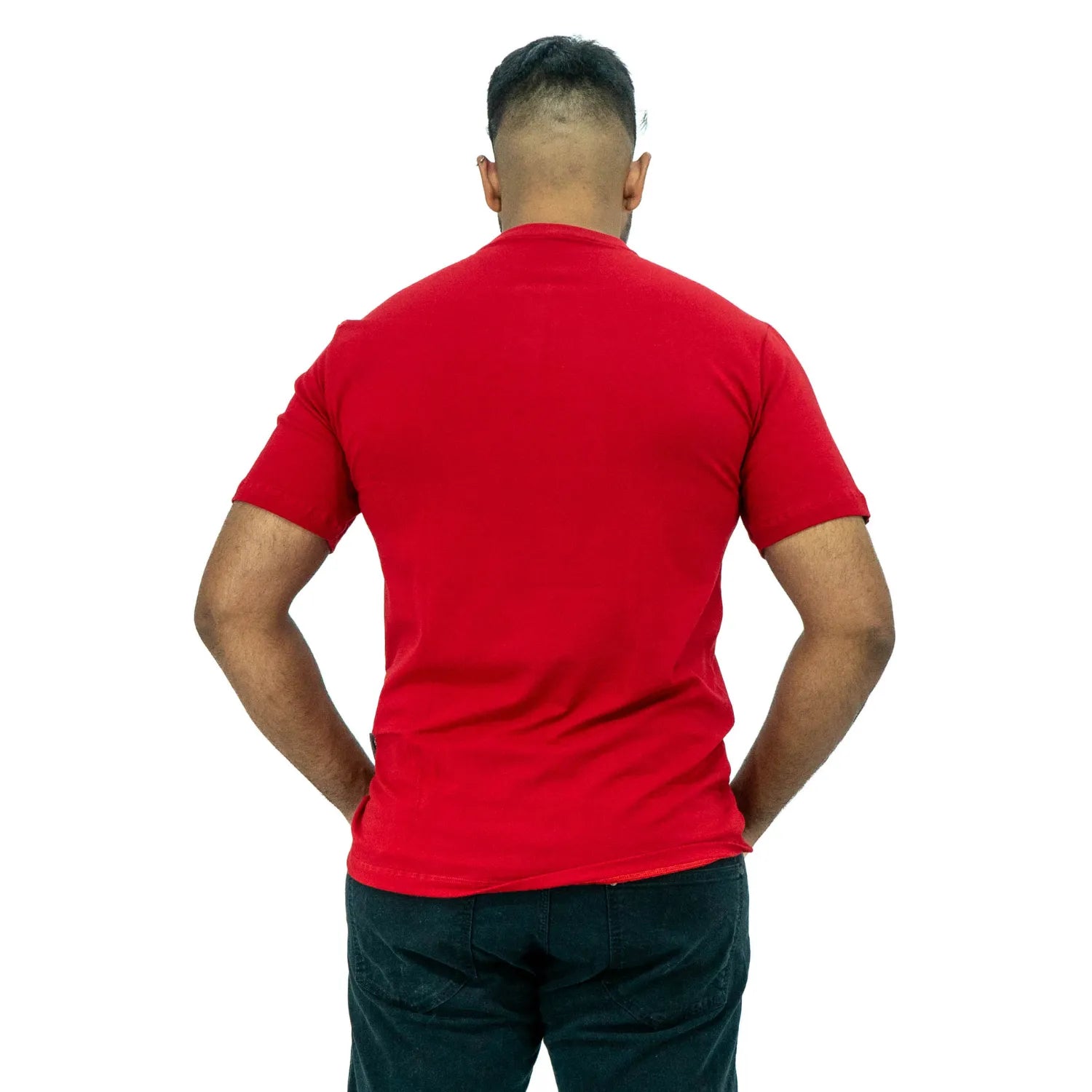 Foto de modelo usando camiseta de algodão com elastano, com gola portuguesa, na cor vermelha da Absinto Men.