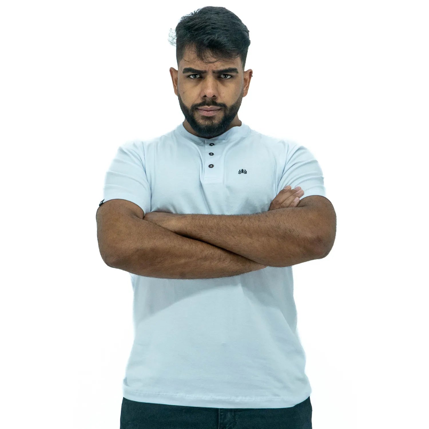 Camiseta de algodão com elastano, com gola portuguesa, na cor branca da Absinto Men.