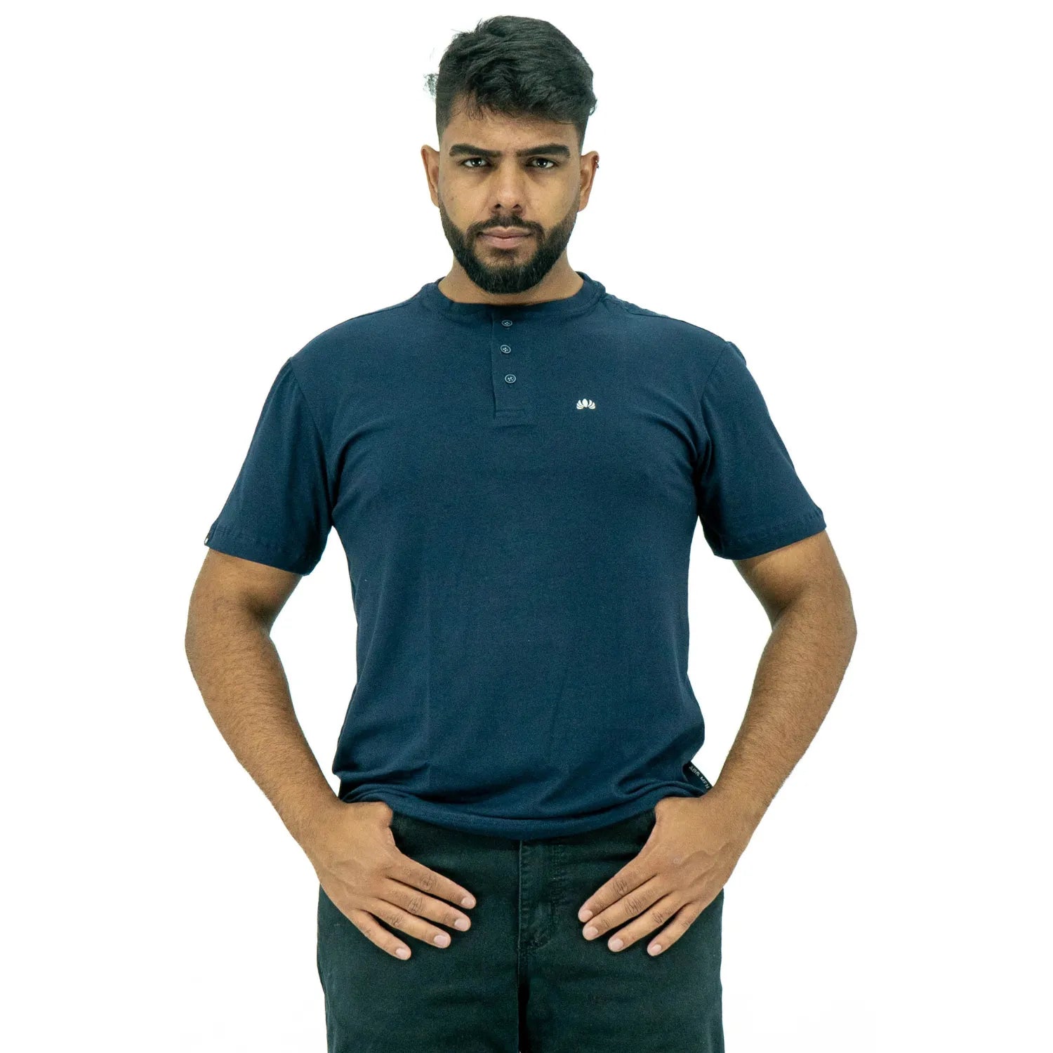 Modelo usando camiseta de algodão com elastano, com gola portuguesa, na cor marinho da Absinto Men.