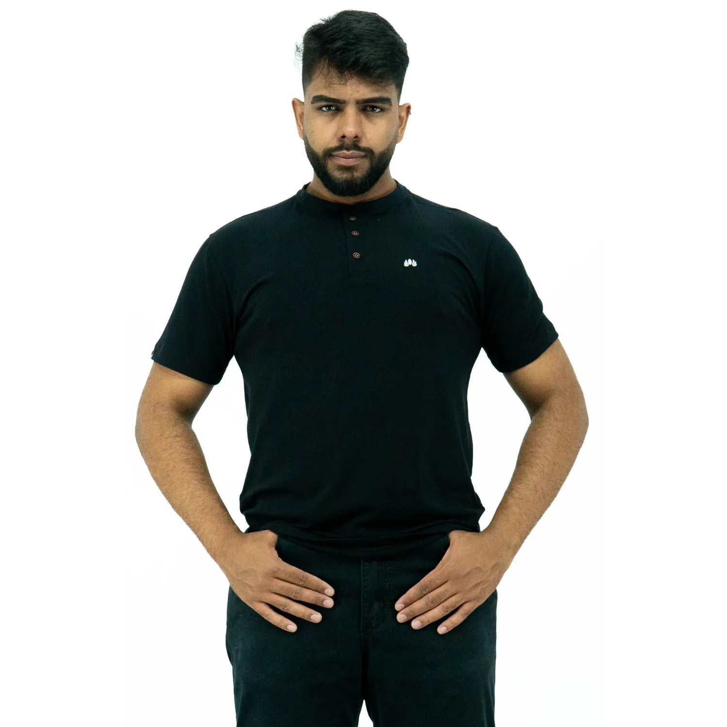 Foto de modelo usando camiseta de algodão com elastano, com gola portuguesa, na cor preta da Absinto Men.