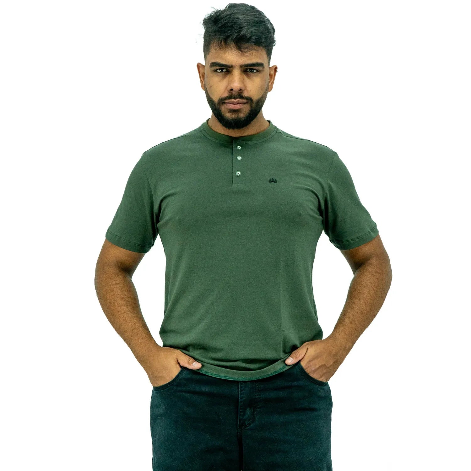 Modelo usando camiseta de algodão com elastano, com gola portuguesa, na cor verde da Absinto Men.