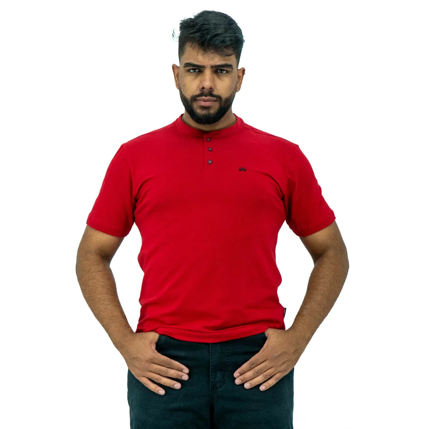Modelo usando camiseta de algodão com elastano, com gola portuguesa, na cor vermelha da Absinto Men.
