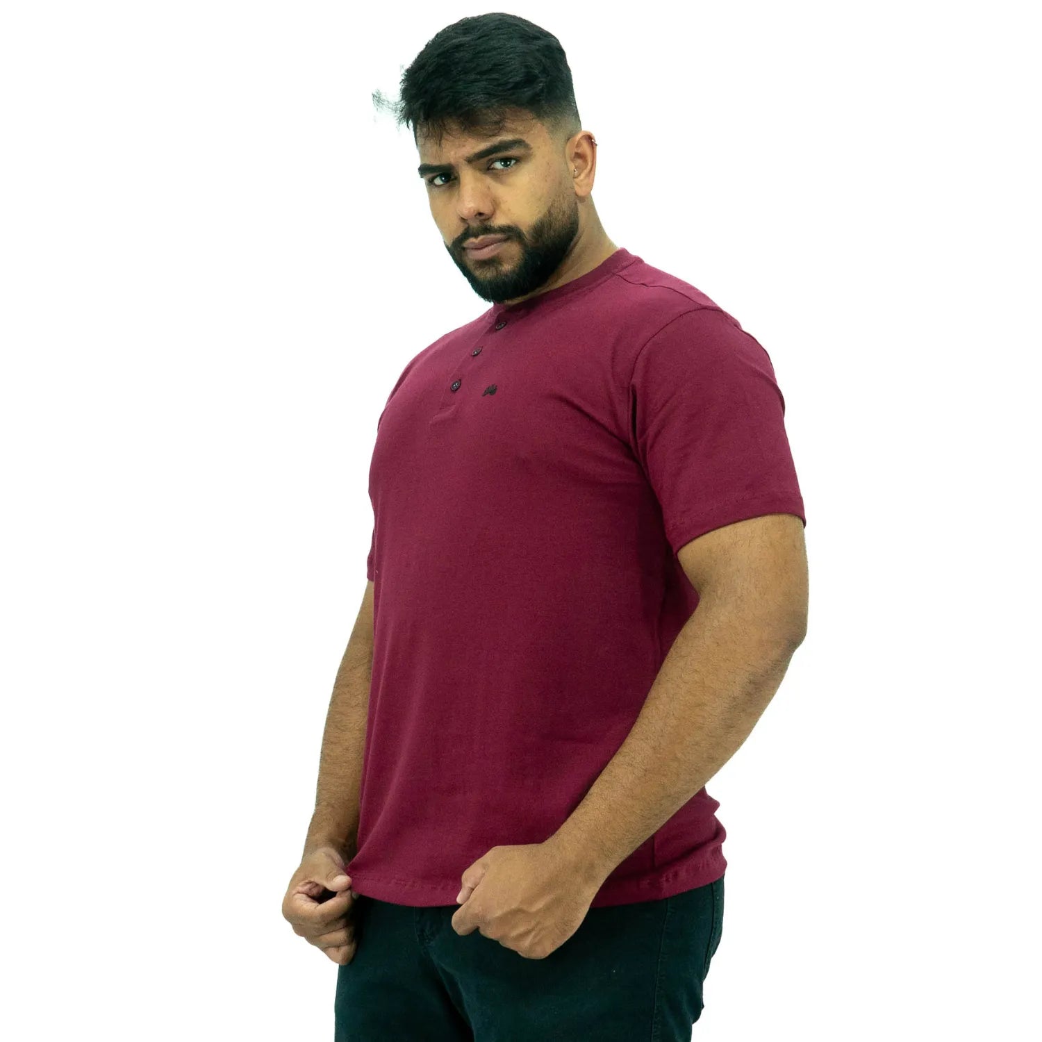 Modelo usando camiseta de algodão com elastano, com gola portuguesa, na cor bordô da Absinto Men.