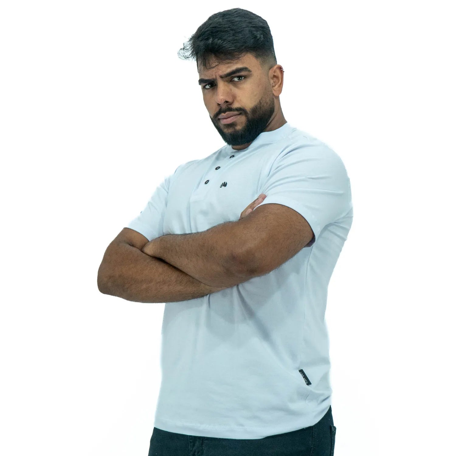 Modelo usando camiseta de algodão com elastano, com gola portuguesa, na cor branca da Absinto Men.