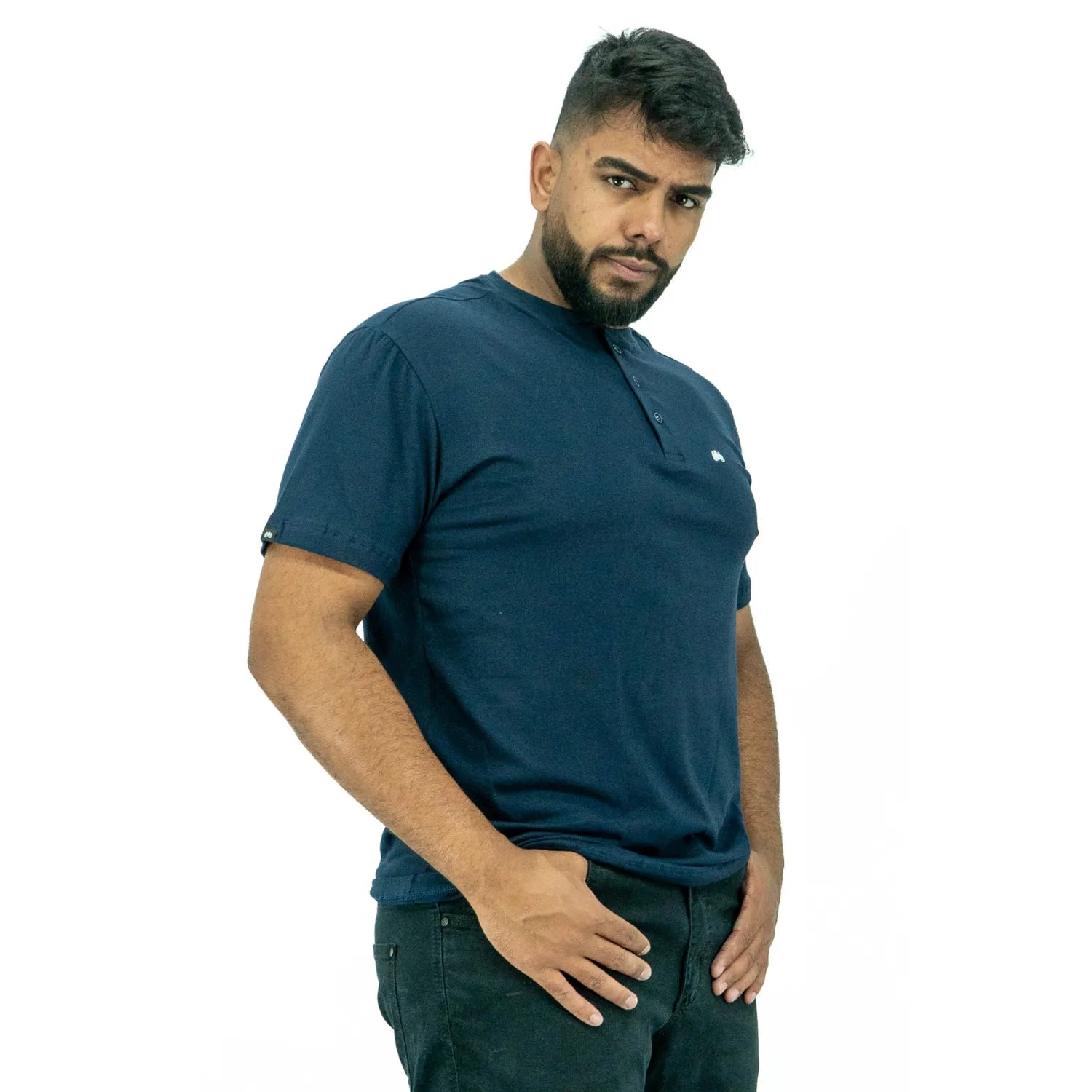 Foto de modelo usando camiseta de algodão com elastano, com gola portuguesa, na cor marinho da Absinto Men.