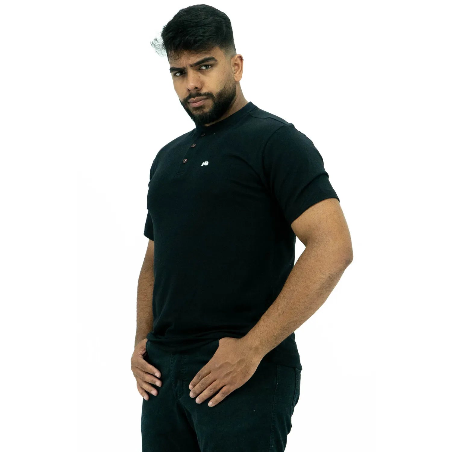 Modelo usando camiseta de algodão com elastano, com gola portuguesa, na cor preta da Absinto Men.