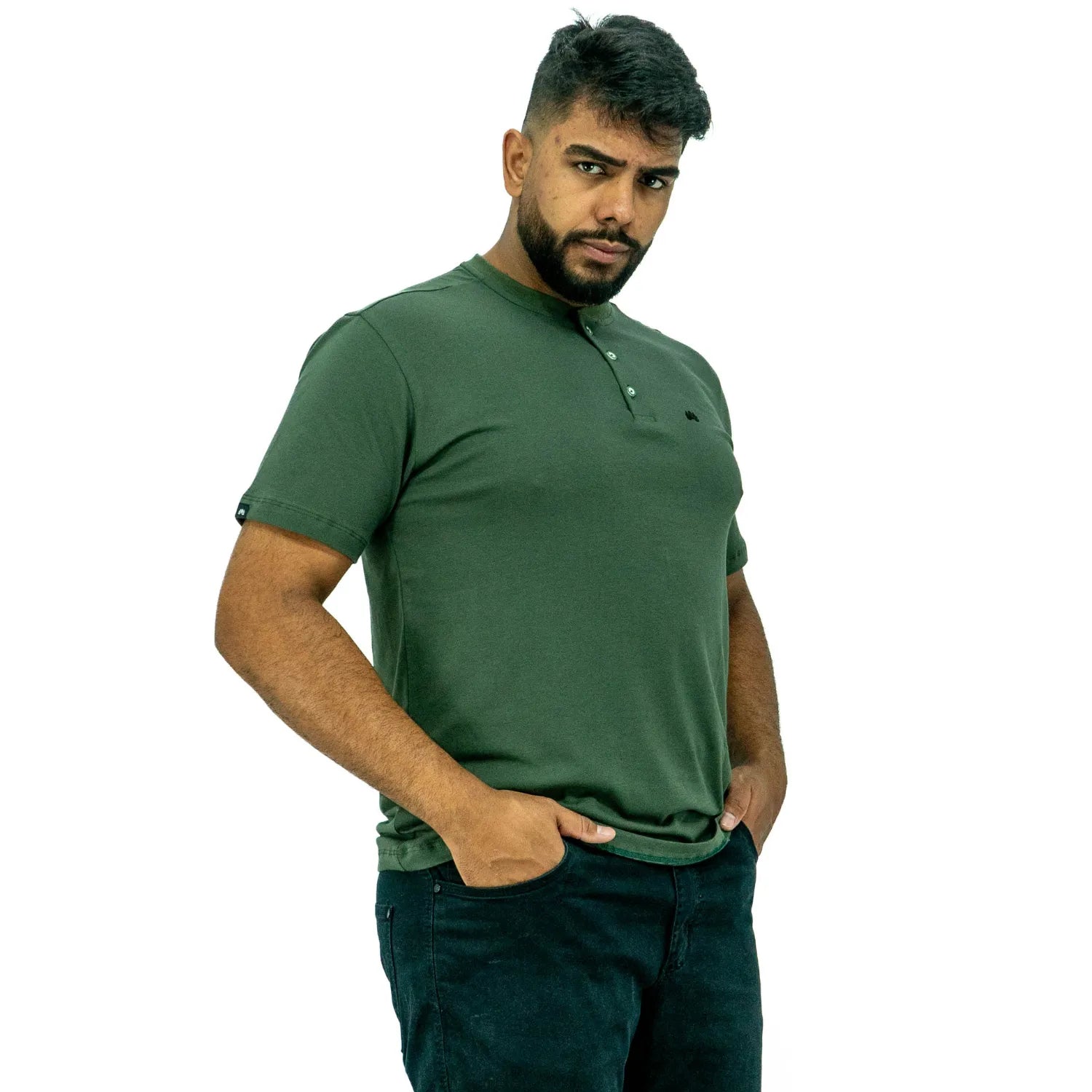 Modelo usando camiseta de algodão com elastano, com gola portuguesa, na cor verde da Absinto Men.