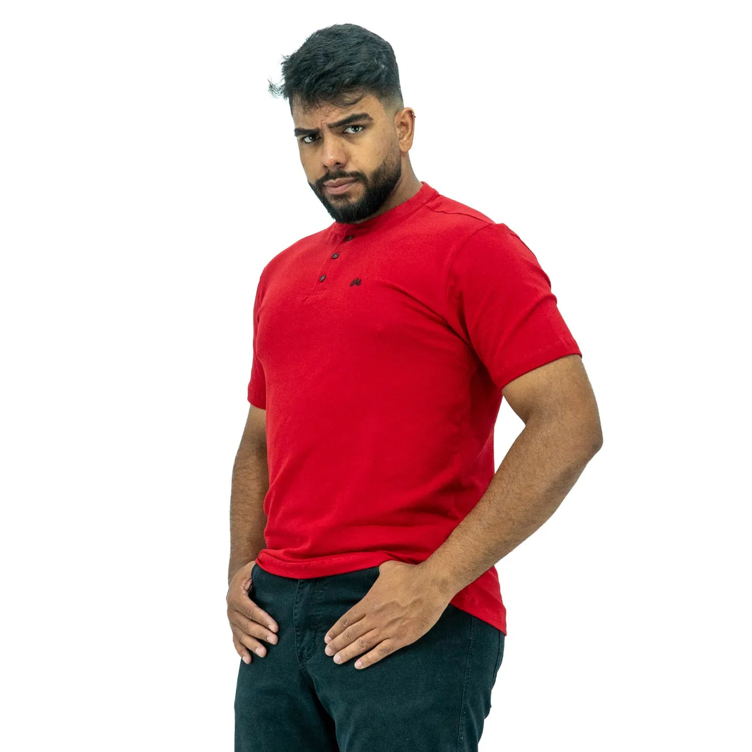 Modelo usando camiseta de algodão com elastano, com gola portuguesa, na cor vermelha da Absinto Men.
