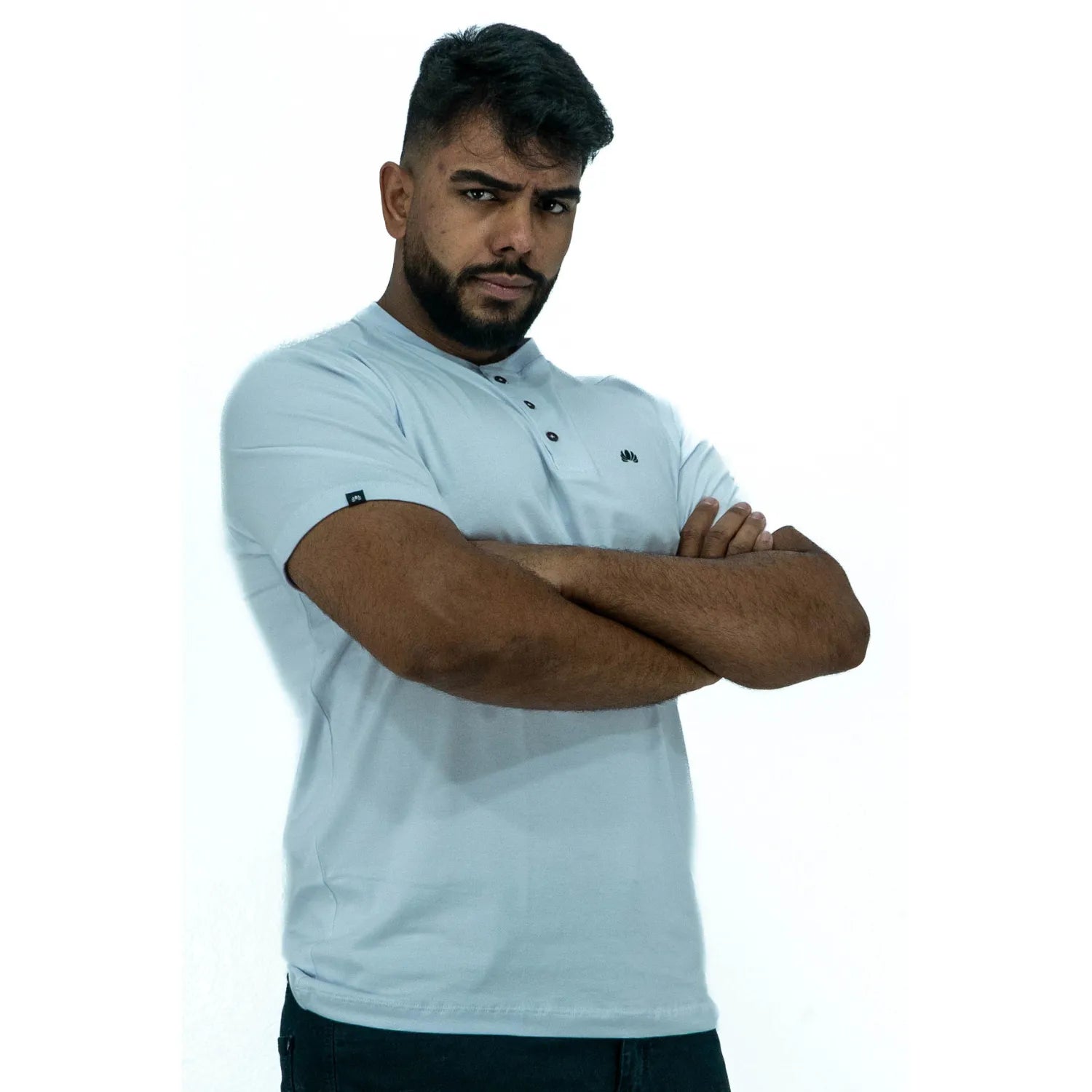 Modelo usando camiseta de algodão com elastano, com gola portuguesa, na cor branca da Absinto Men.
