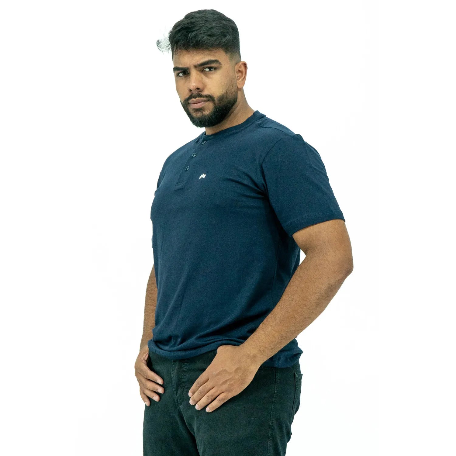 Modelo usando camiseta de algodão com elastano, com gola portuguesa, na cor marinho da Absinto Men.
