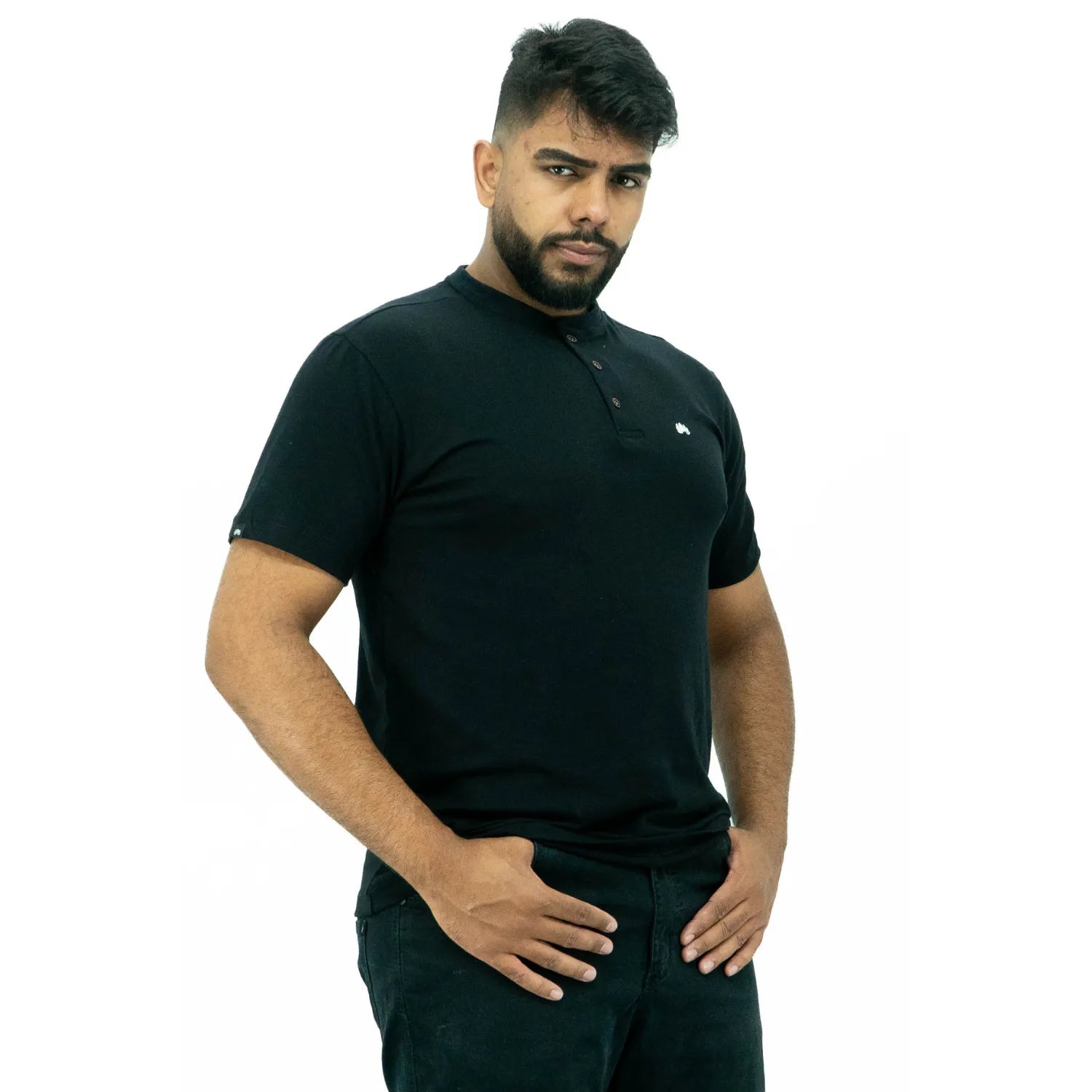 Camiseta de algodão com elastano, com gola portuguesa, na cor preta da Absinto Men.