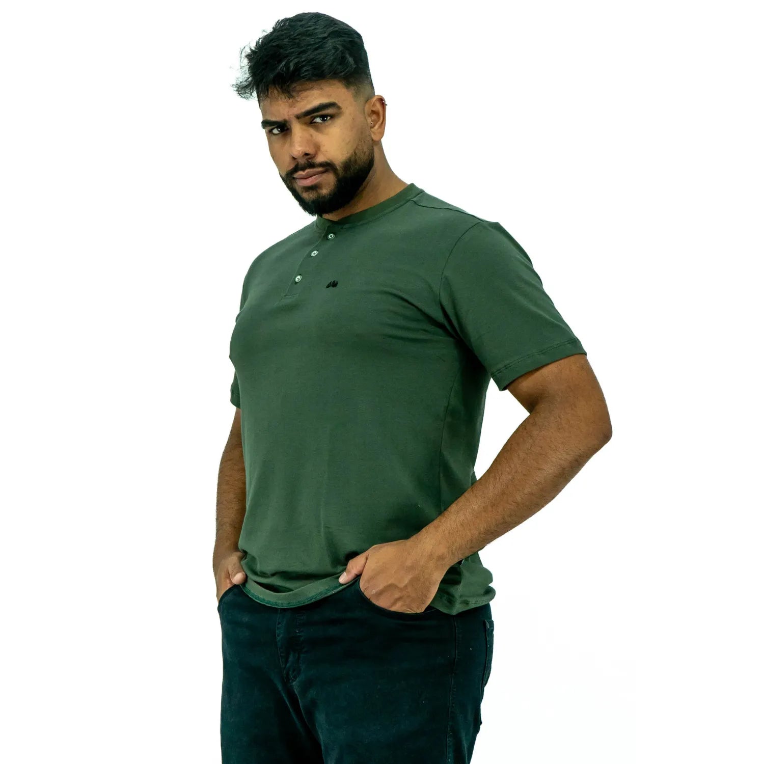 Modelo usando camiseta de algodão com elastano, com gola portuguesa, na cor verde da Absinto Men.