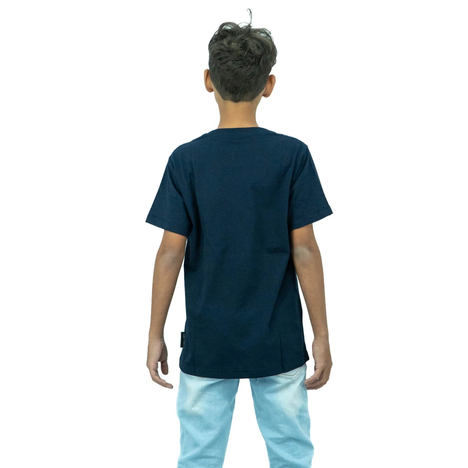 Modelo infantil de costas usando camiseta marinho de algodão premium da Absinto Men, com estampa de carro e coqueiros.