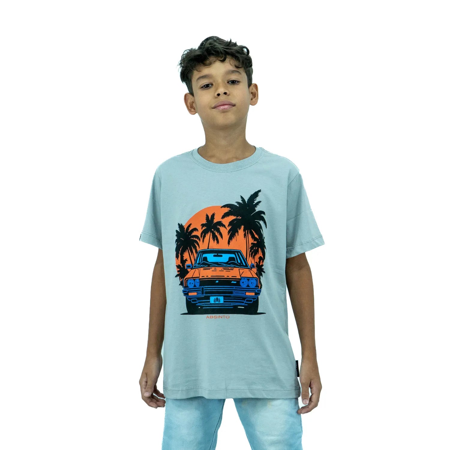 Modelo infantil usando camiseta de algodão premium da Absinto Men, com estampa de carro e coqueiros na cor cinza.