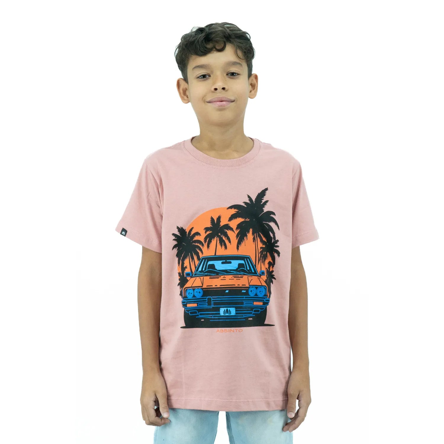 Modelo infantil usando camiseta rosa de algodão premium da Absinto Men, com estampa de carro e coqueiros.