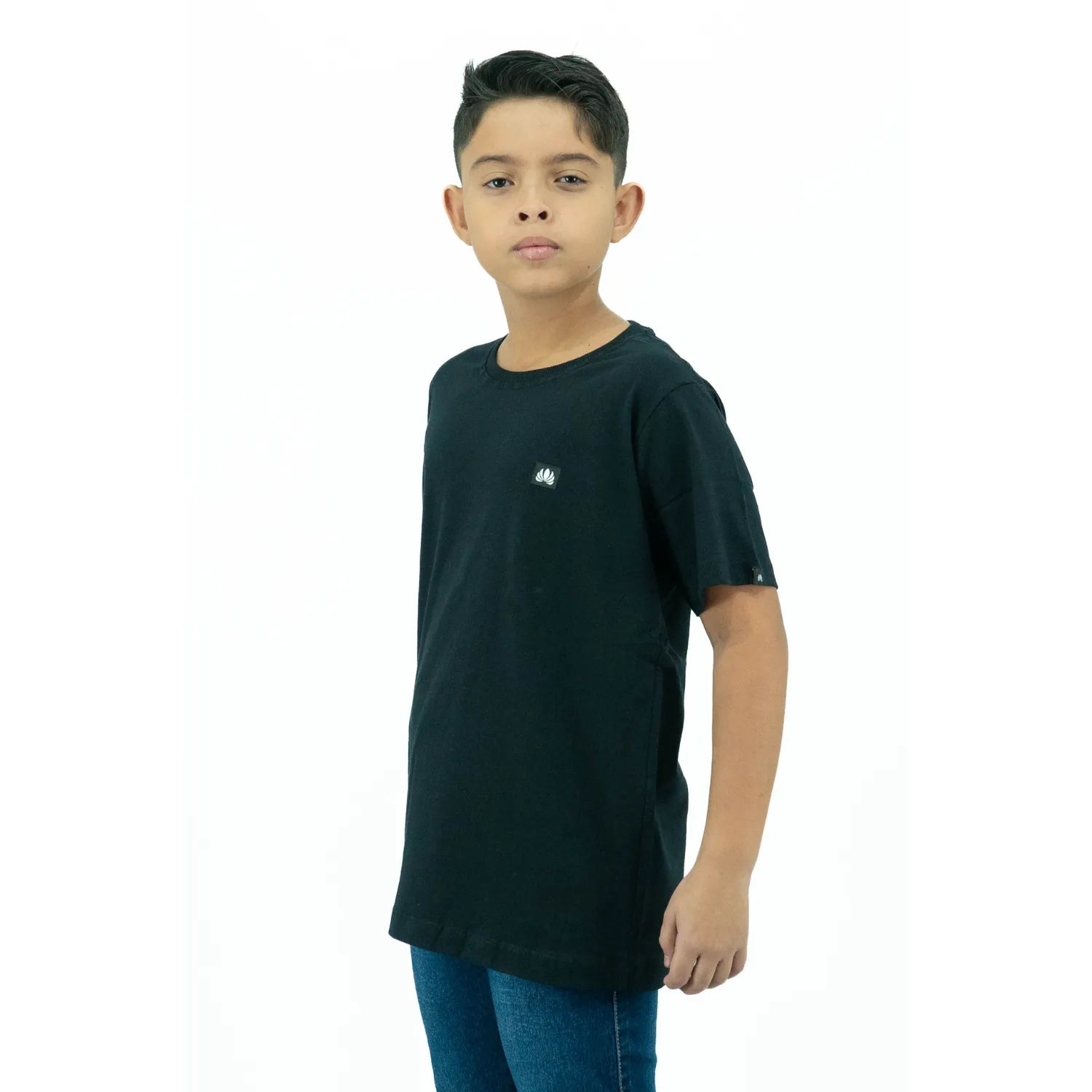 Camiseta infantil masculina lisa de algodão premium, da Absinto Men na cor preta.