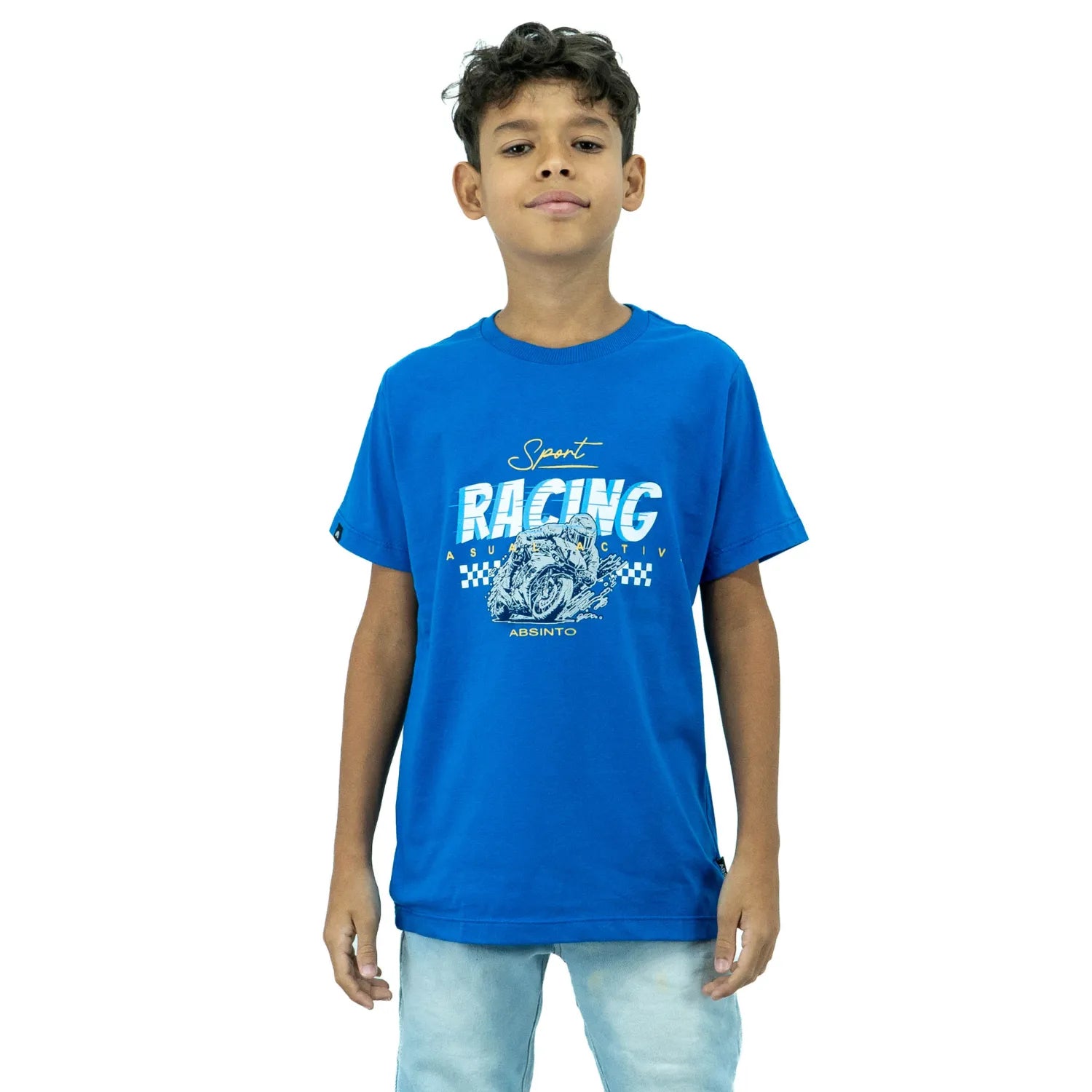 Modelo infantil usando camiseta infantil masculina de algodão premium, com estampa de moto, na cor azul da Absinto Men.