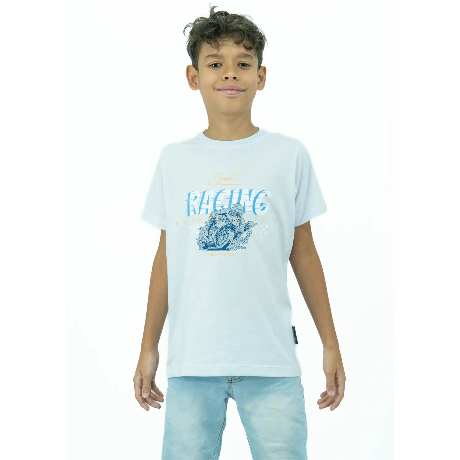 Modelo usando camiseta infantil masculina de algodão premium, com estampa de moto, da Absinto Men.