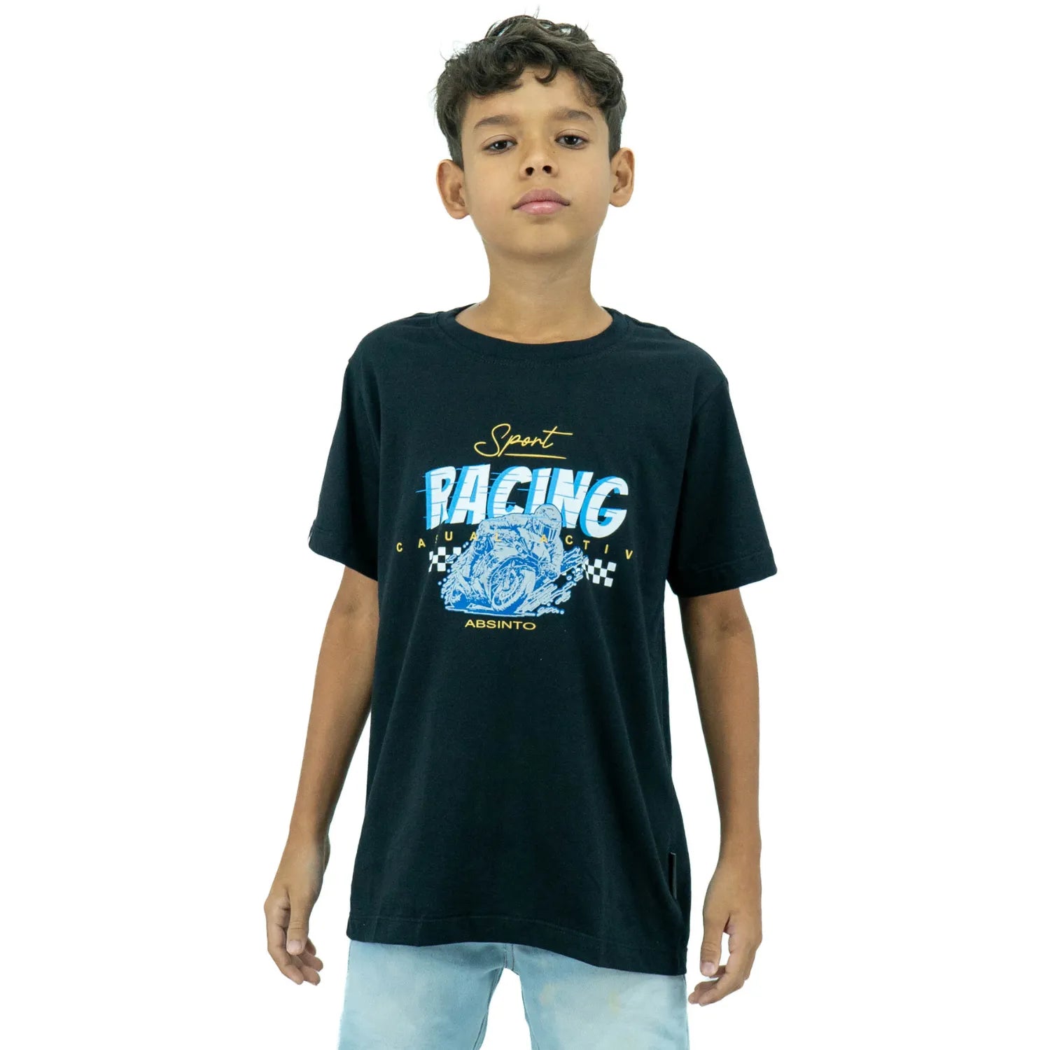 Modelo infantil usando camiseta de algodão premium da Absinto Men, com estampa "Racing" e moto na cor preta.