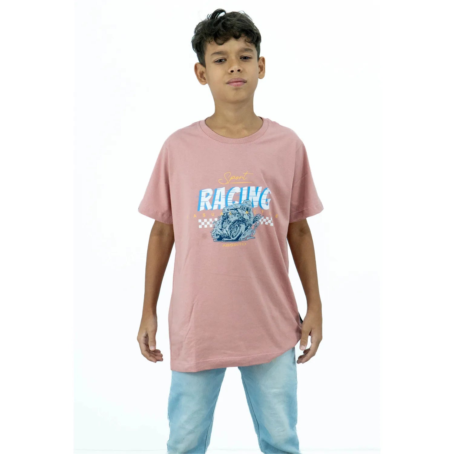 Modelo infantil usando camiseta infantil masculina rosa de algodão premium, com estampa de moto, da Absinto Men.