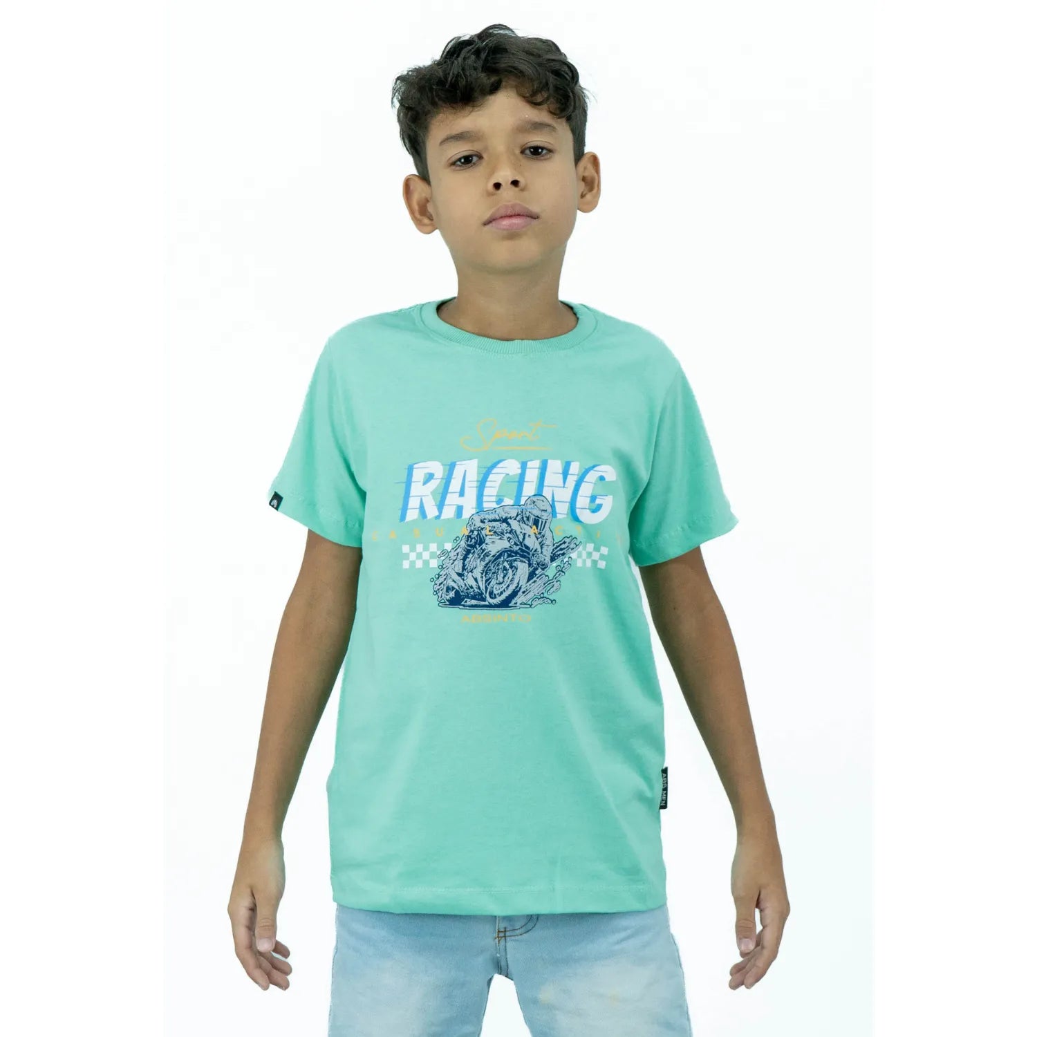 Modelo infantil usando camiseta infantil masculina de algodão premium, com estampa de moto, da Absinto Men na cor verde.