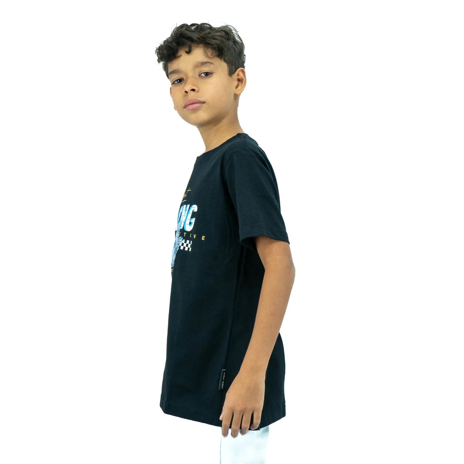 Modelo infantil usando camiseta de algodão premium, com estampa "Racing" e moto.