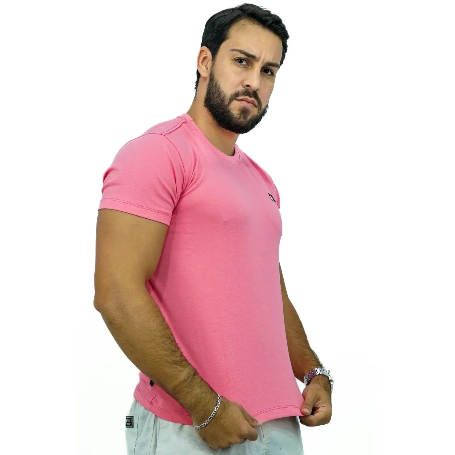 Modelo usando camiseta lisa de algodão e elastano com logo bordada da Absinto Men na cor rosa.