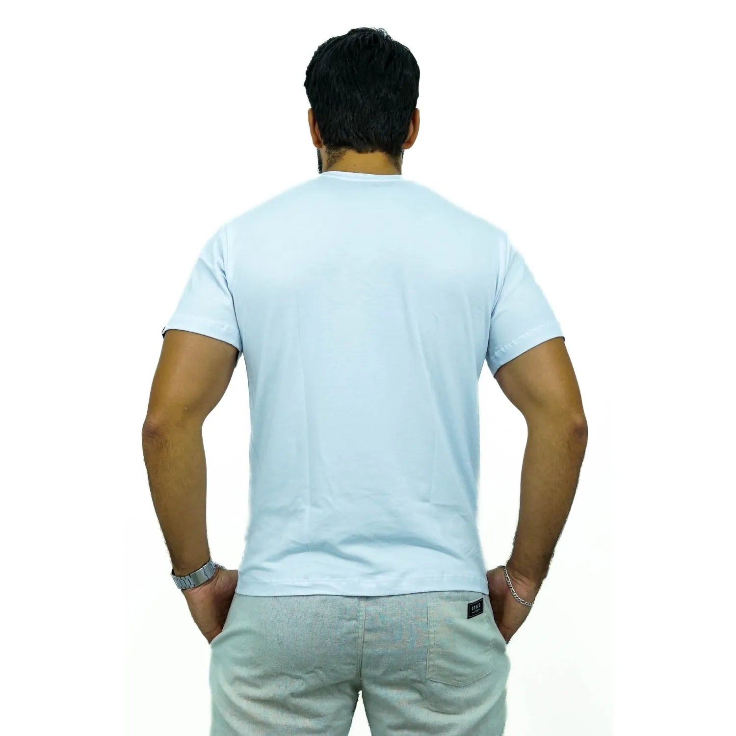 Modelo usando camiseta lisa de algodão e elastano com logo bordada da Absinto Men na cor branca.
