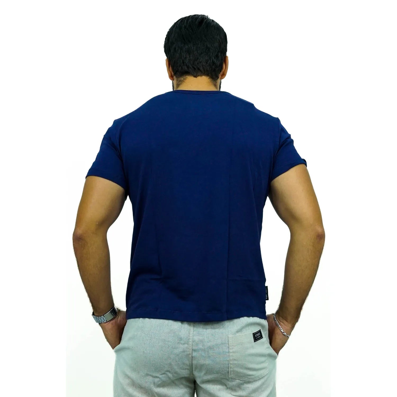 Foto de modelo usando camiseta lisa de algodão e elastano com logo bordada da Absinto Men na cor marinho.