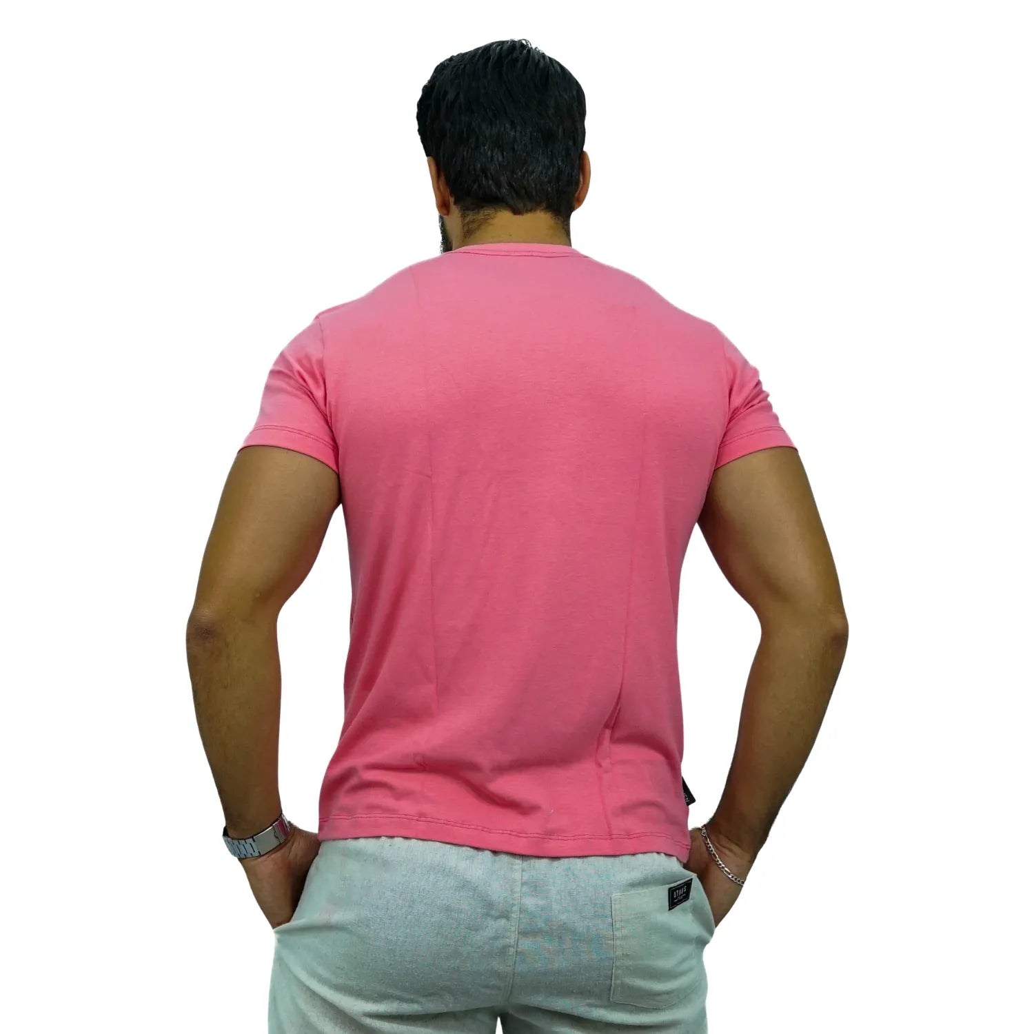 Foto de modelo usando camiseta lisa de algodão e elastano com logo bordada da Absinto Men na cor rosa.