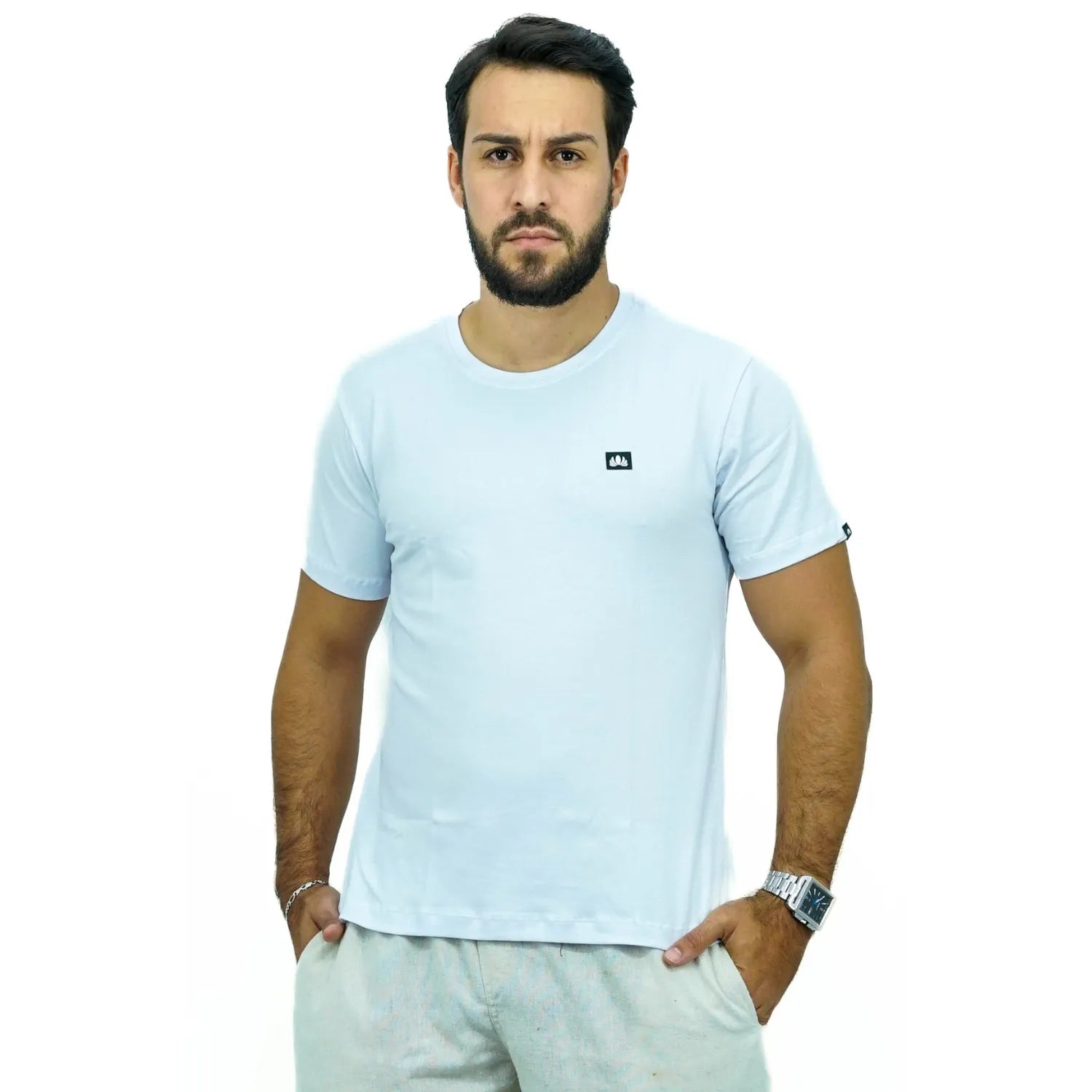 Modelo usando camiseta lisa de algodão e elastano com logo bordada da Absinto Men.