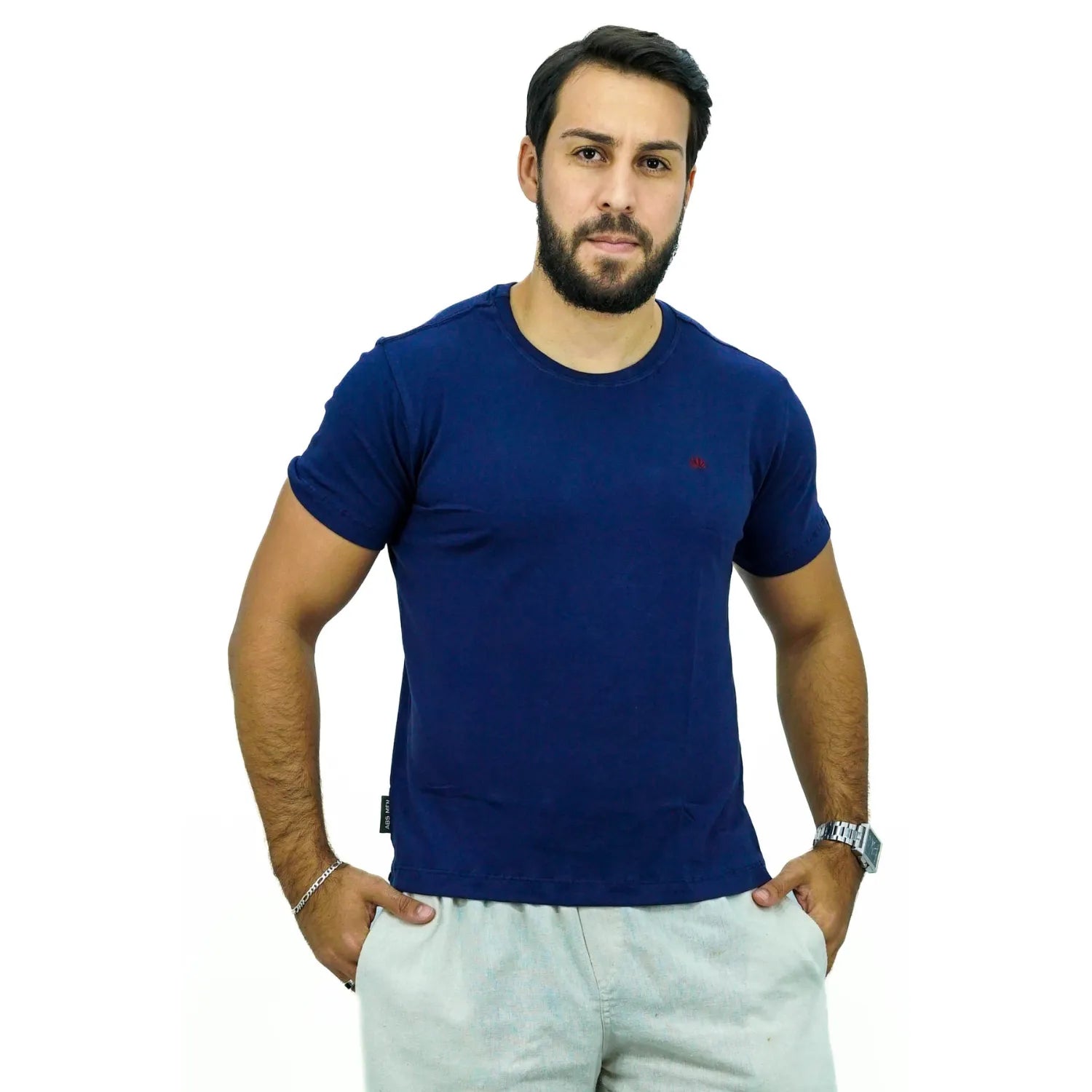 Modelo de frente usando camiseta lisa de algodão e elastano com logo bordada da Absinto Men na cor marinho.