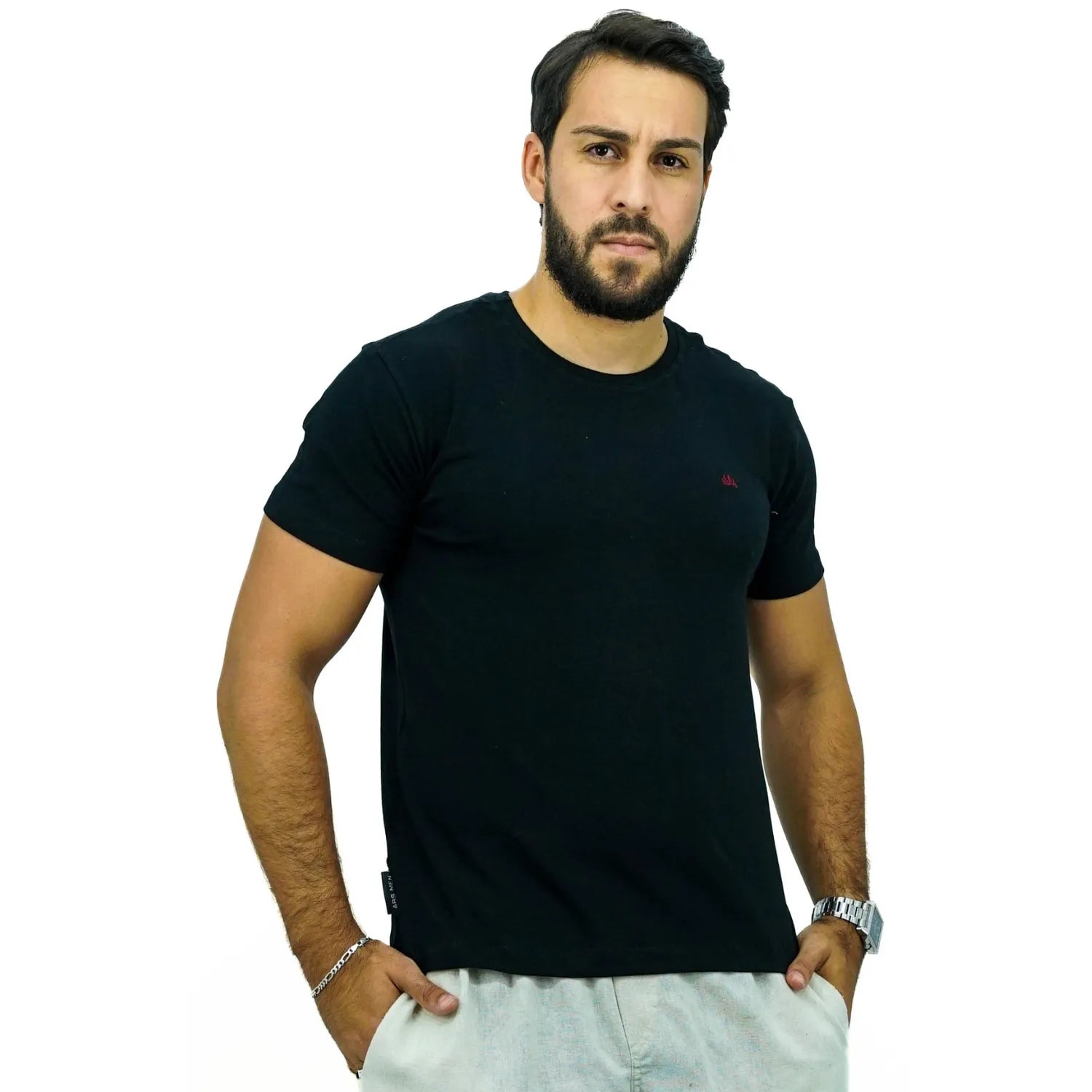 Modelo usando camiseta lisa de algodão e elastano com logo bordada da Absinto Men na cor preta.