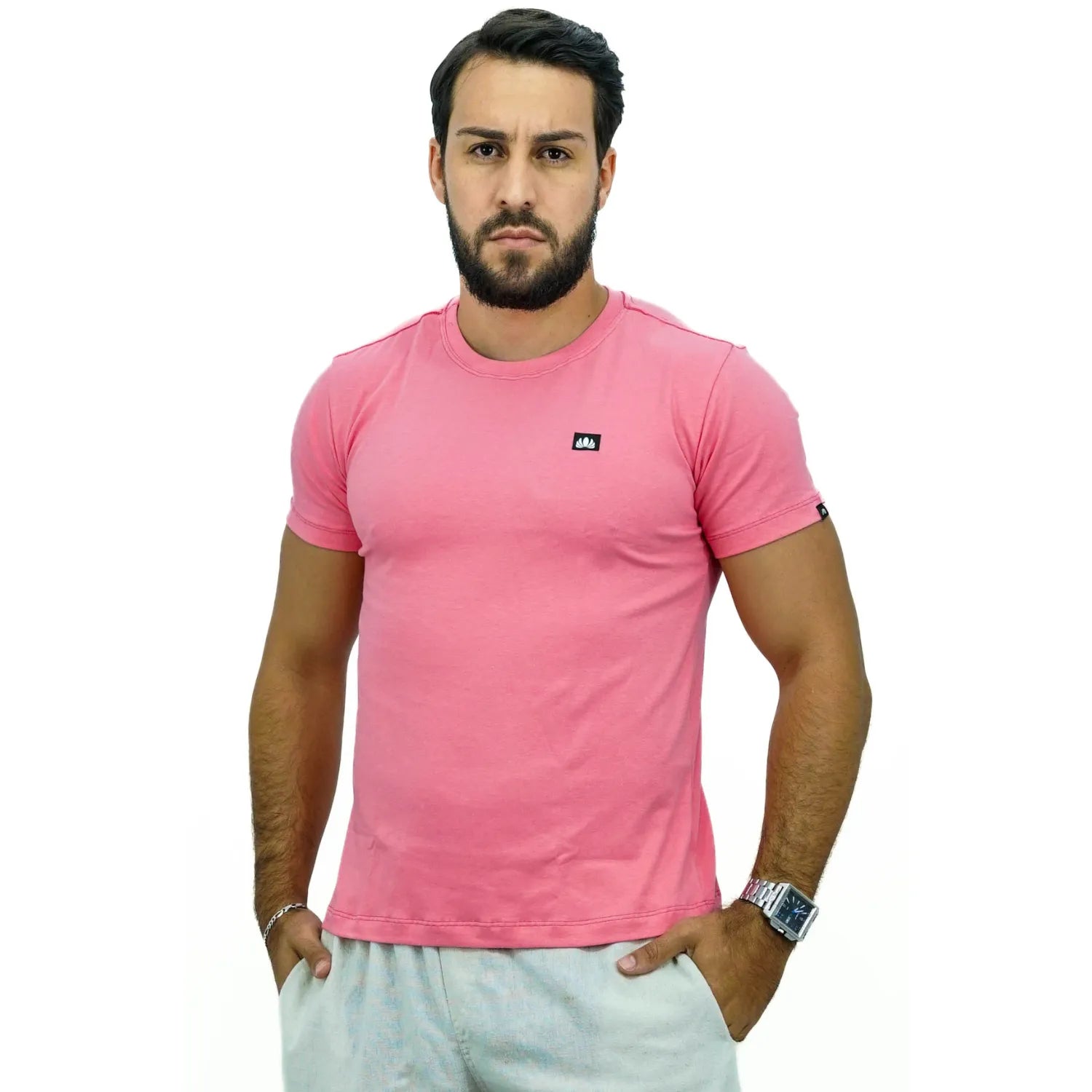 Modelo usando camiseta lisa de algodão e elastano com logo bordada da Absinto Men na cor rosa.