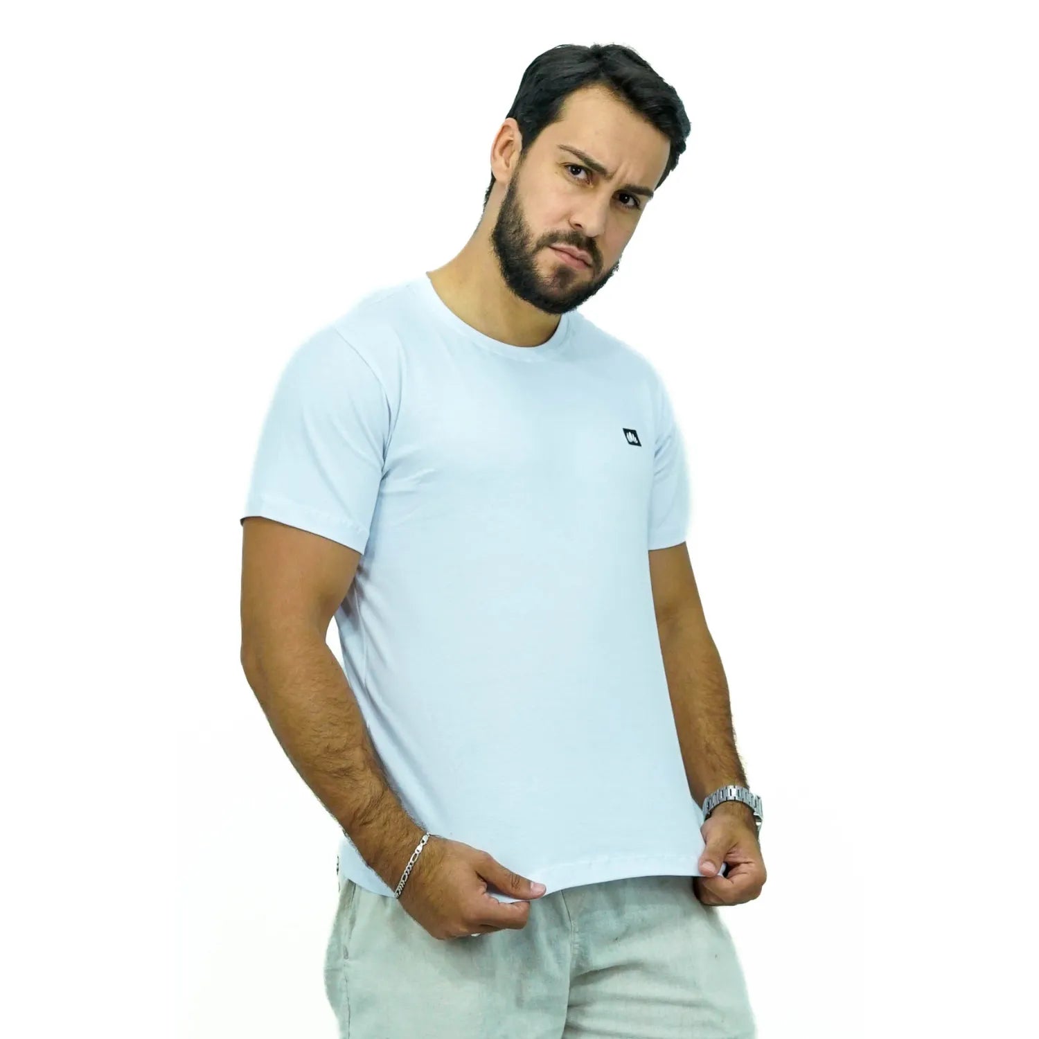 Camiseta lisa de algodão e elastano com logo bordada da Absinto Men na cor branca.
