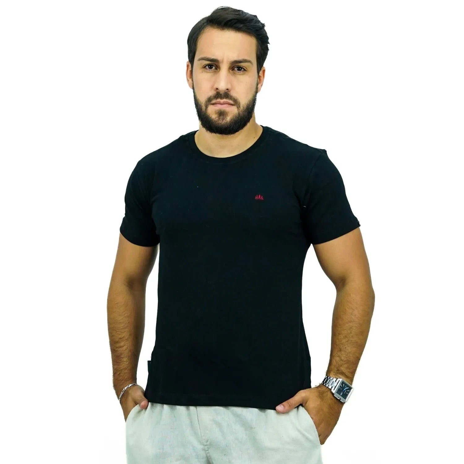 Foto de modelo usando camiseta lisa de algodão e elastano com logo bordada da Absinto Men na cor rosa.