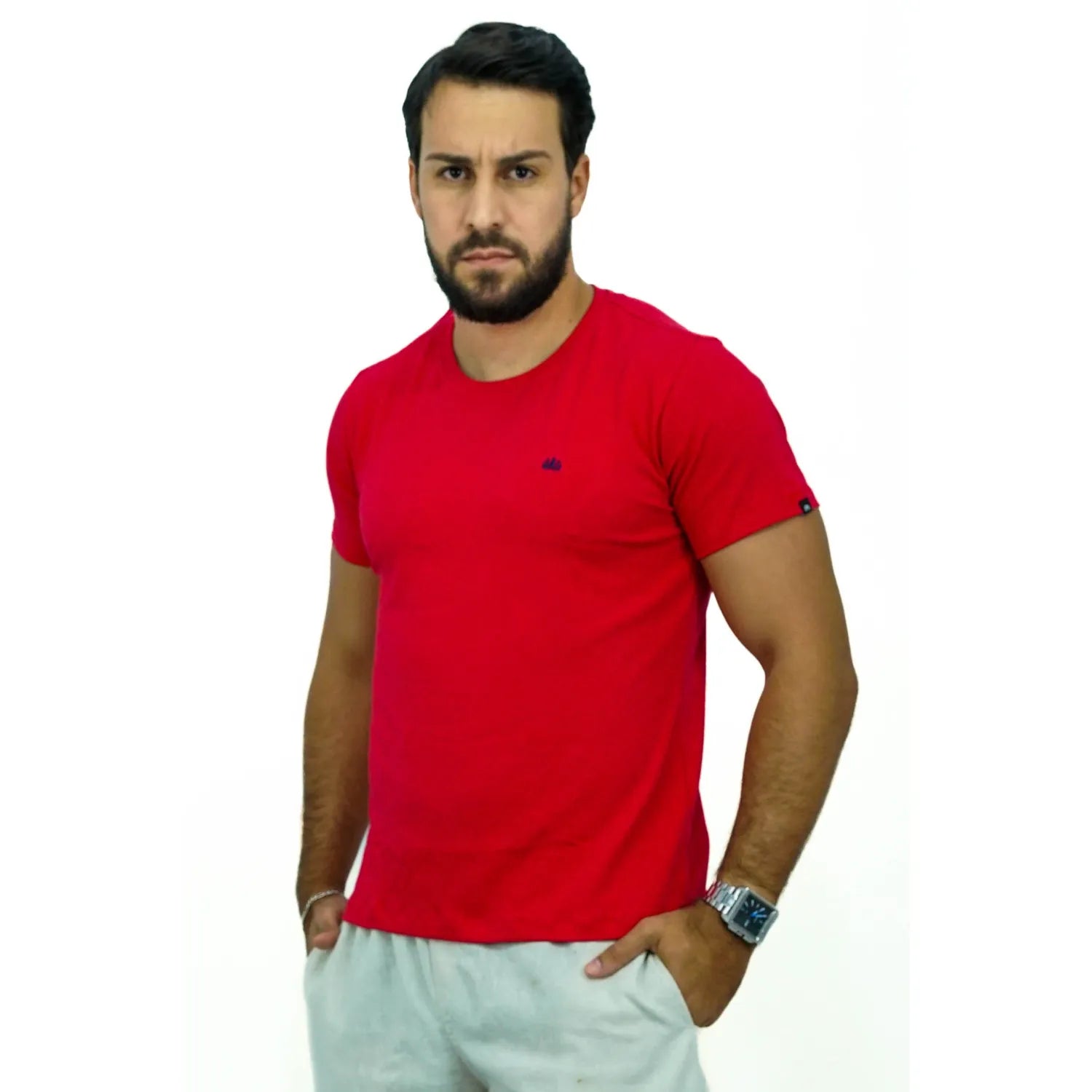 Modelo usando camiseta lisa de algodão e elastano com logo bordada da Absinto Men na cor vermelha.