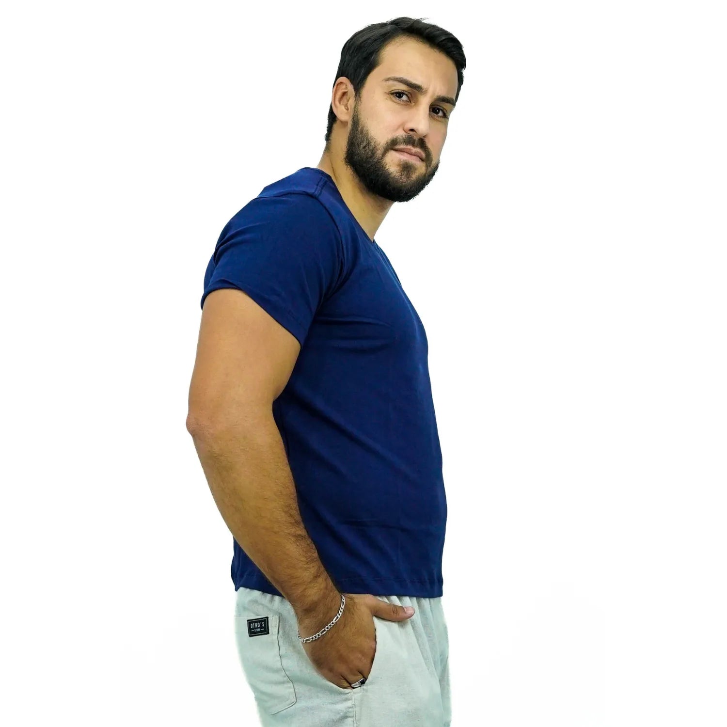 Modelo usando camiseta lisa de algodão e elastano com logo bordada da Absinto Men na cor marinho.