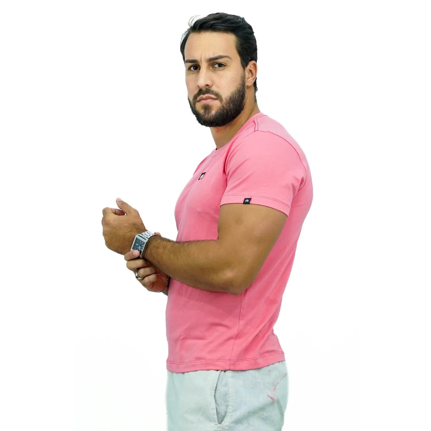 Camiseta lisa de algodão e elastano com logo bordada da Absinto Men na cor rosa.