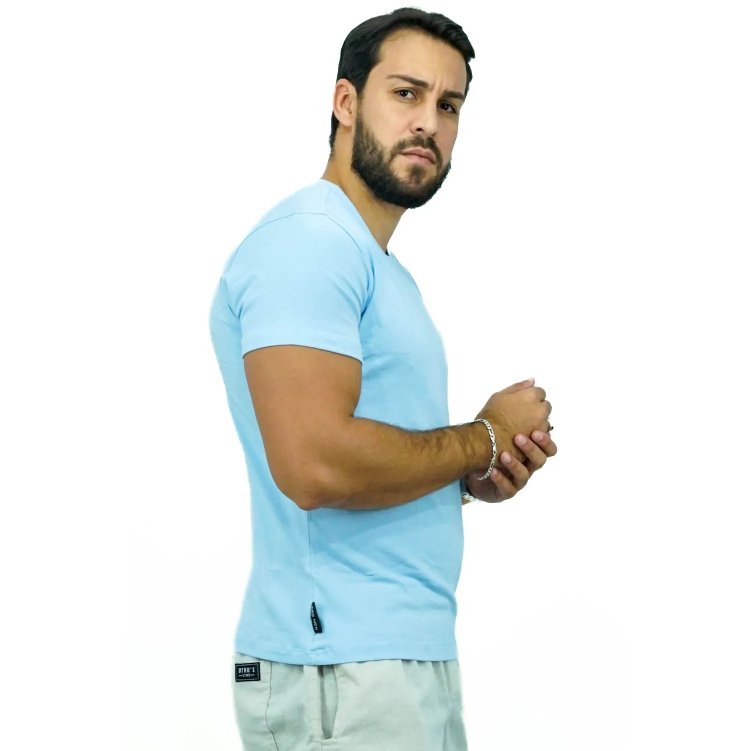 Foto de modelo usando camiseta lisa de algodão e elastano com logo bordada da Absinto Men na cor azul bebê.