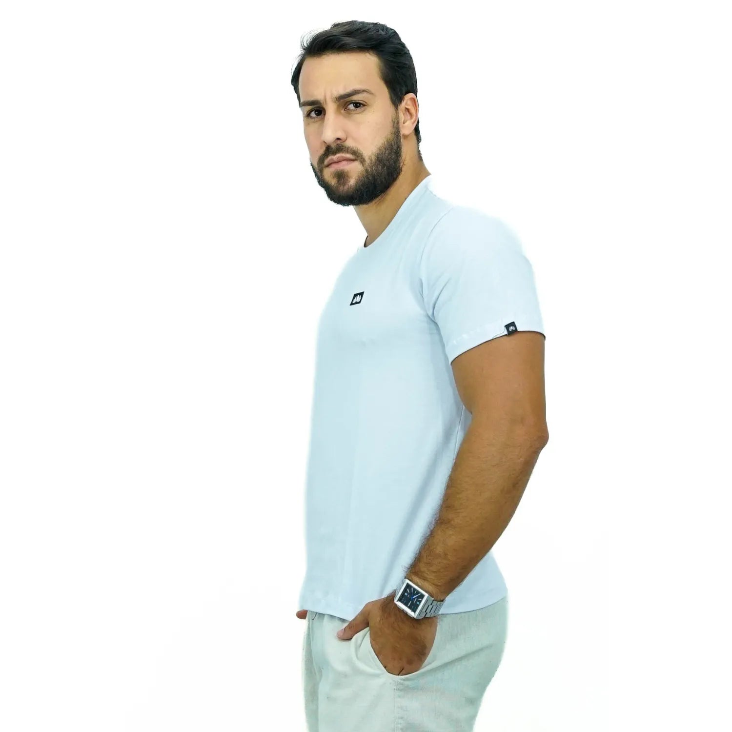 Foto de modelo usando camiseta lisa de algodão e elastano com logo bordada da Absinto Men na cor branca.