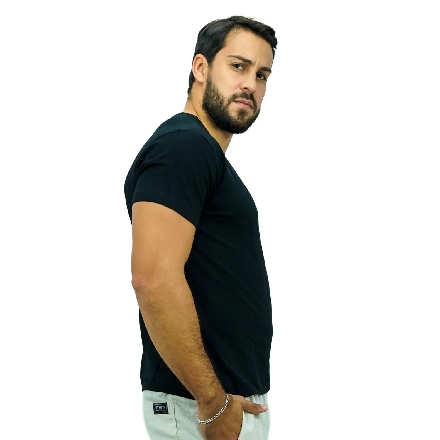 Modelo usando camiseta lisa de algodão e elastano com logo bordada da Absinto Men na cor preta.