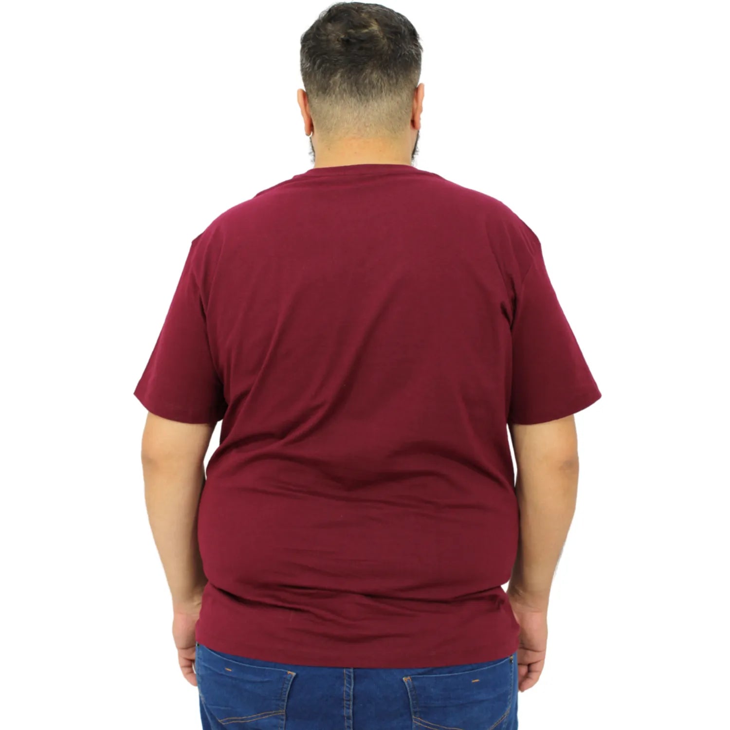 Foto de modelo vestindo a camiseta plus size de algodão, com estampa "Califórnia", da marca Absinto Men na cor bordô.