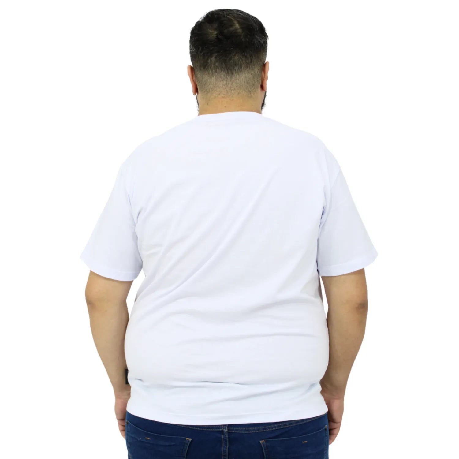 Foto de modelo vestindo a camiseta plus size de algodão, com estampa "Califórnia", da marca Absinto Men na cor branca.
