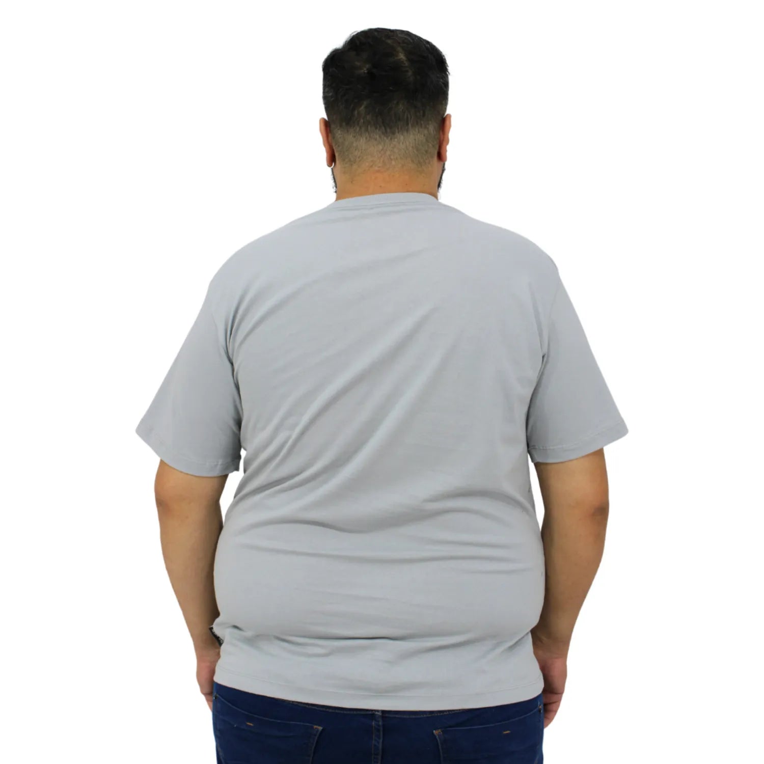 Foto de modelo vestindo a camiseta plus size de algodão, com estampa "Califórnia", da marca Absinto Men na cor cinza.