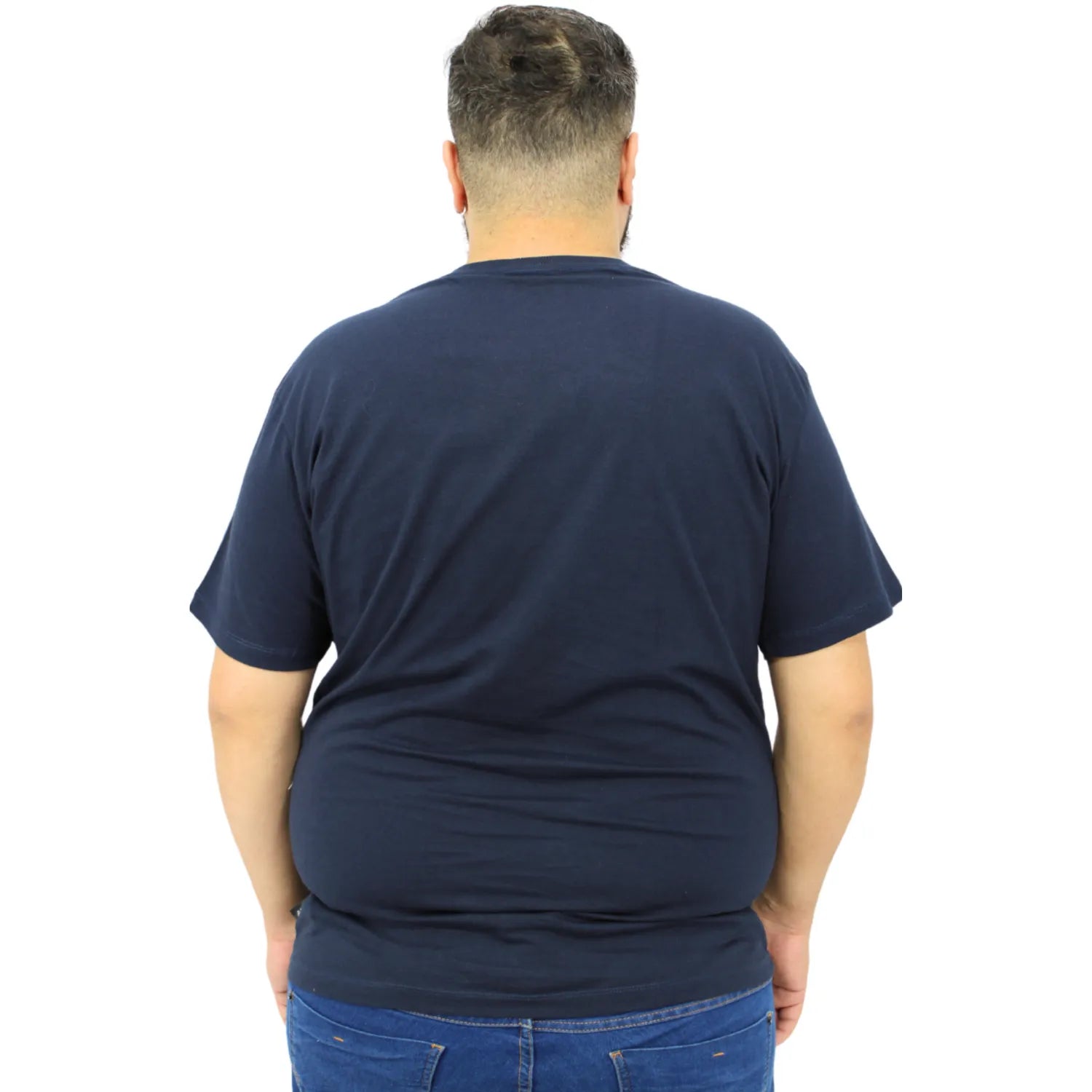 Foto de modelo vestindo a camiseta plus size de algodão, com estampa "Califórnia", da marca Absinto Men na cor marinho.