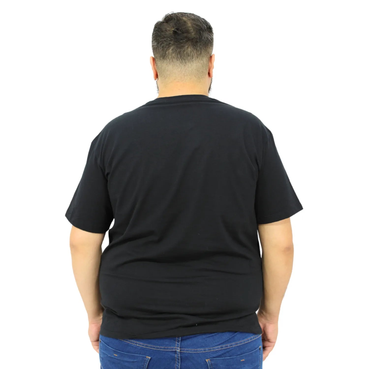 Foto de modelo vestindo a camiseta plus size de 100% algodão, com estampa "Califórnia", da marca Absinto Men na cor preta.