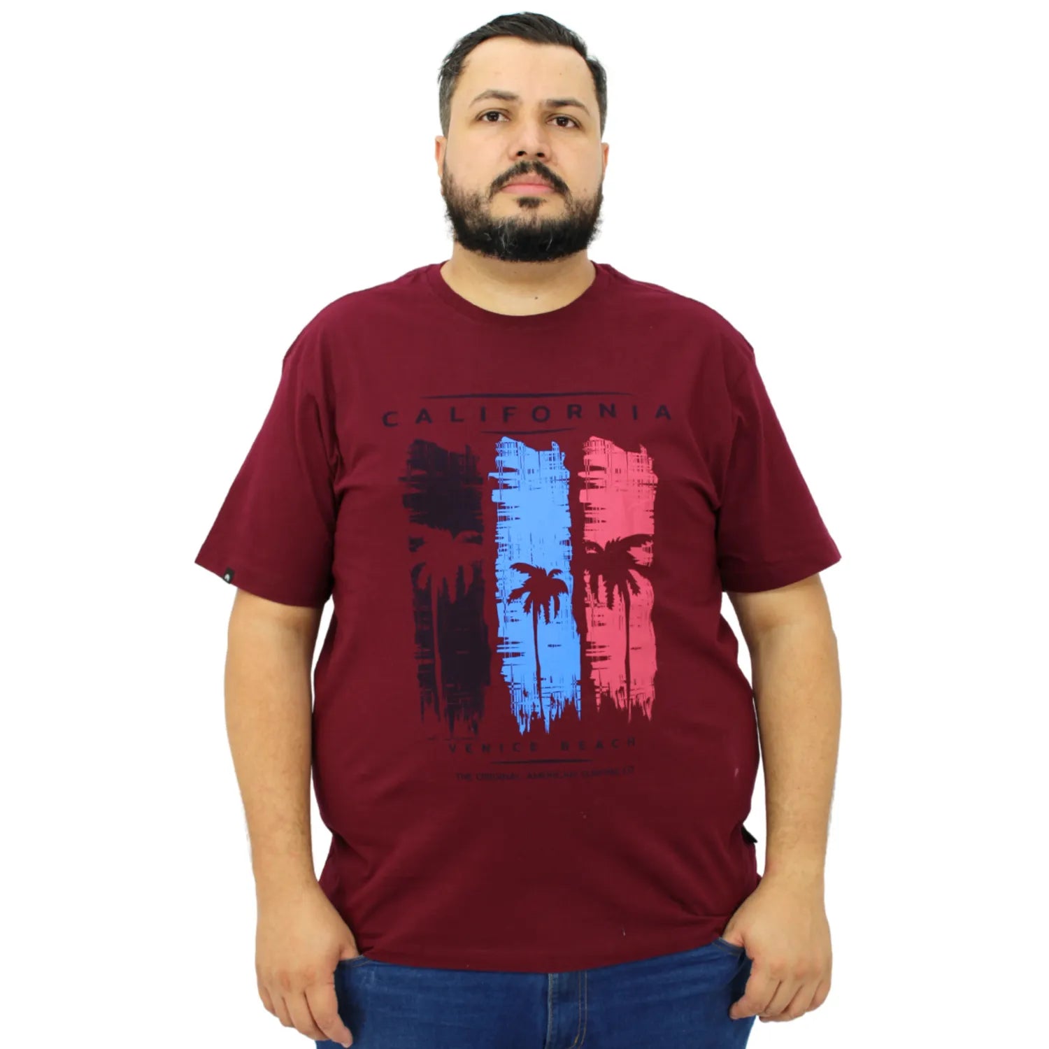 Foto de modelo vestindo a camiseta plus size de algodão, com estampa "Califórnia", da marca Absinto Men na cor bordô.